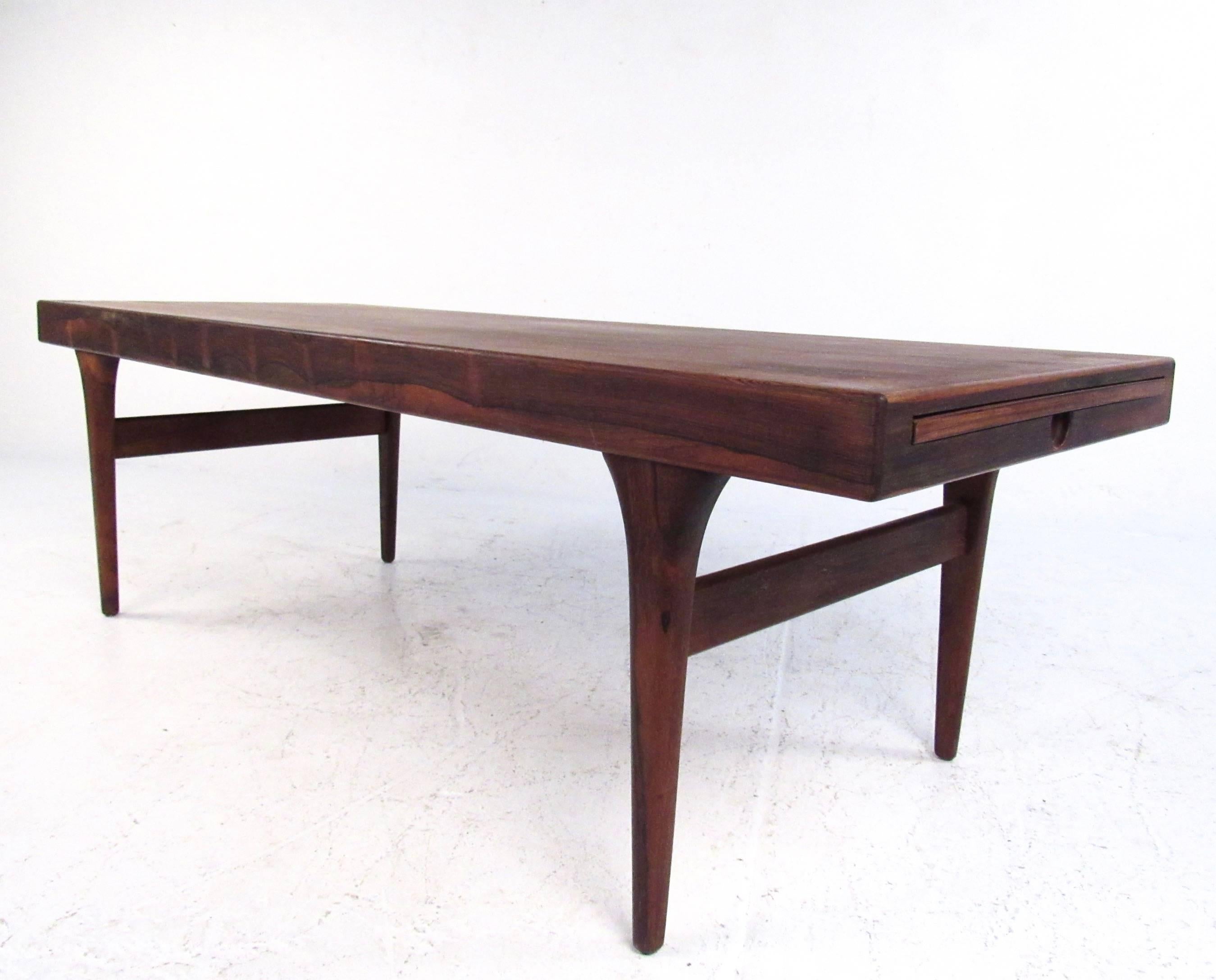 Draw Leaf Rosewood Coffee Table by Johannes Andersen In Good Condition For Sale In Brooklyn, NY