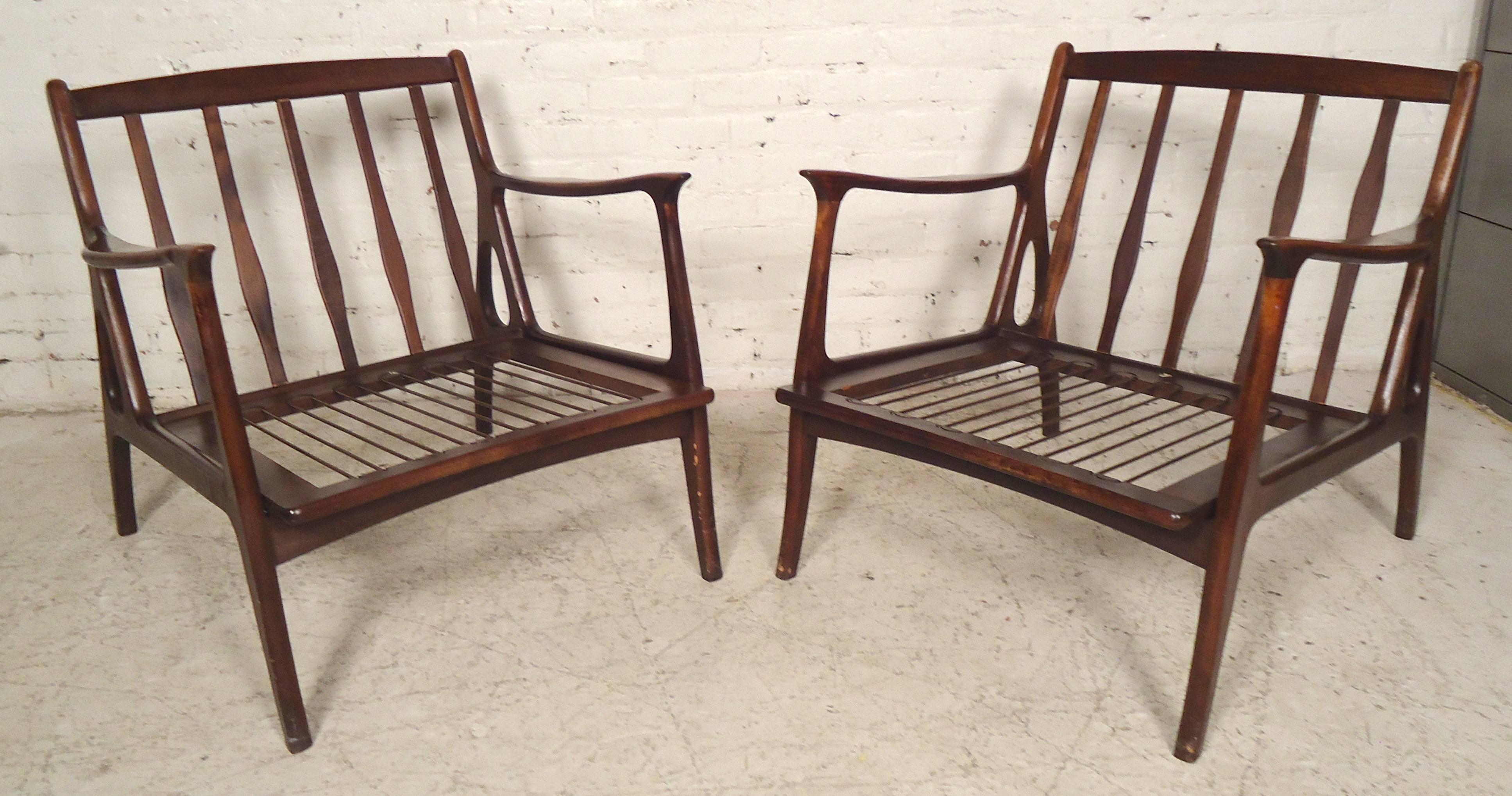 Striking Mid-Century Modern Armchairs In Good Condition In Brooklyn, NY