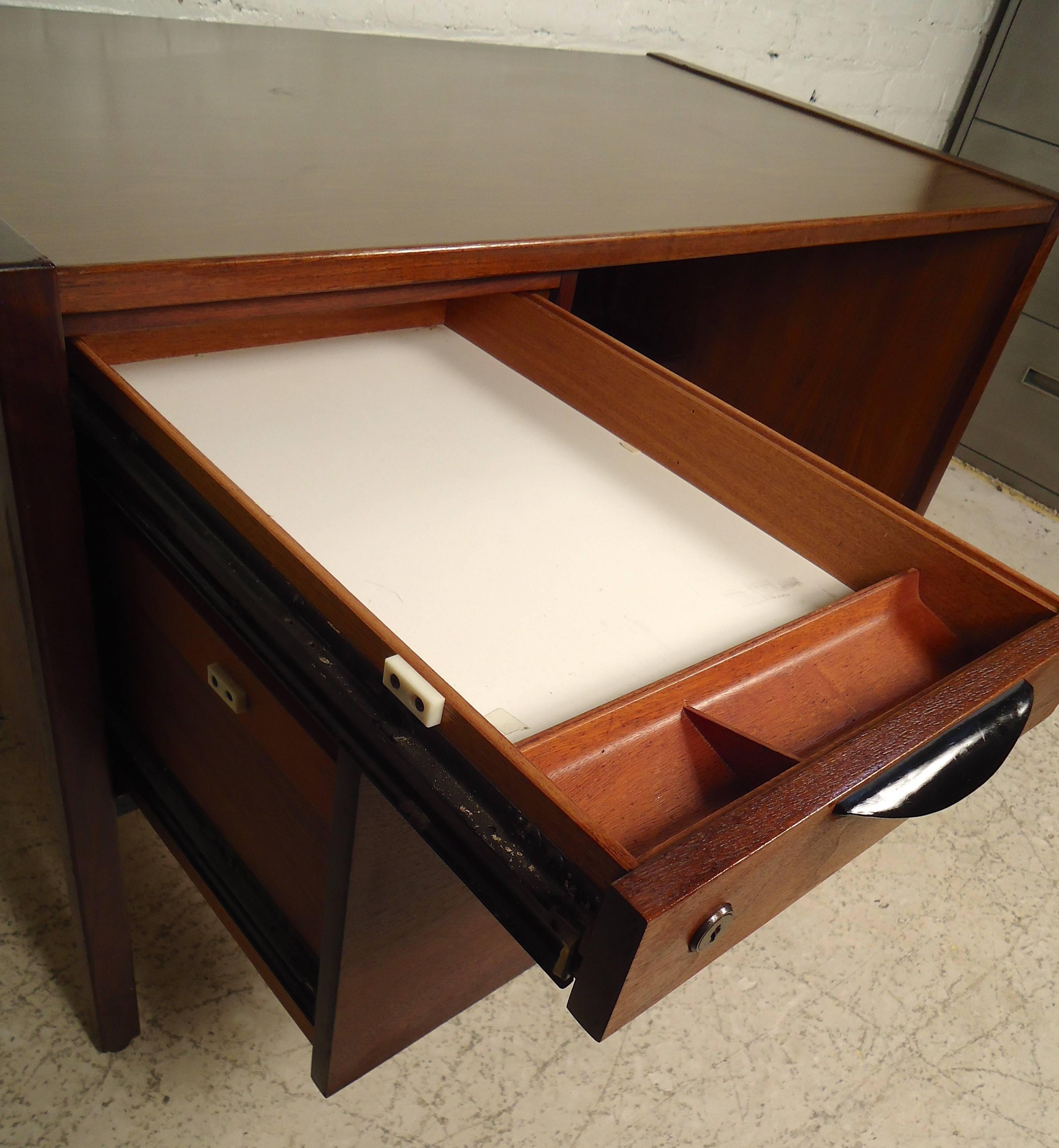 Mid-Century Modern Desk by Jens Risom In Good Condition In Brooklyn, NY