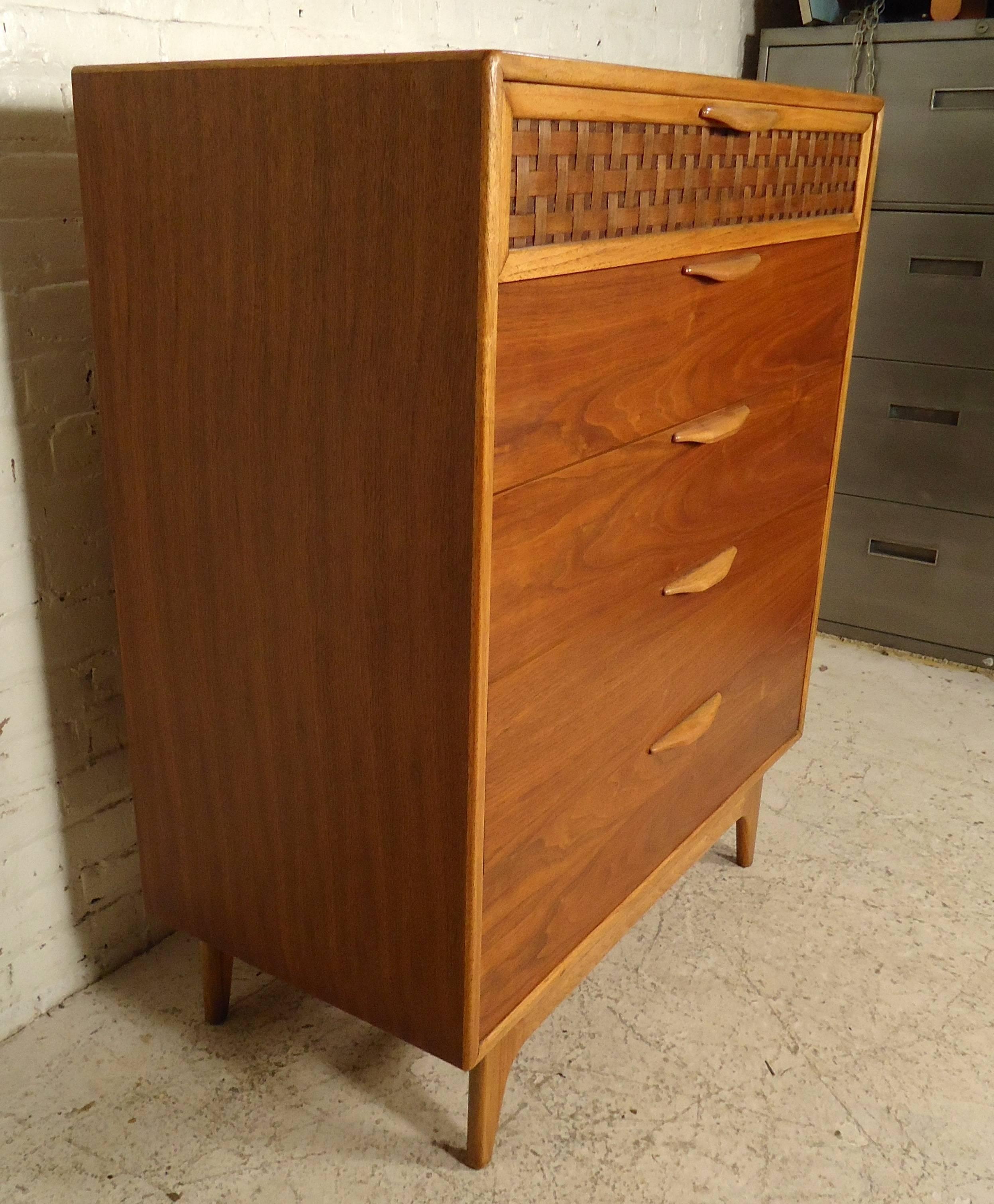 Vintage-modern dresser by Lane with basket woven top drawer. Features flowing walnut grain, five spacious drawers, and carved wood handles. Great accenting oak and walnut grain.

Please confirm item location (NY or NJ).