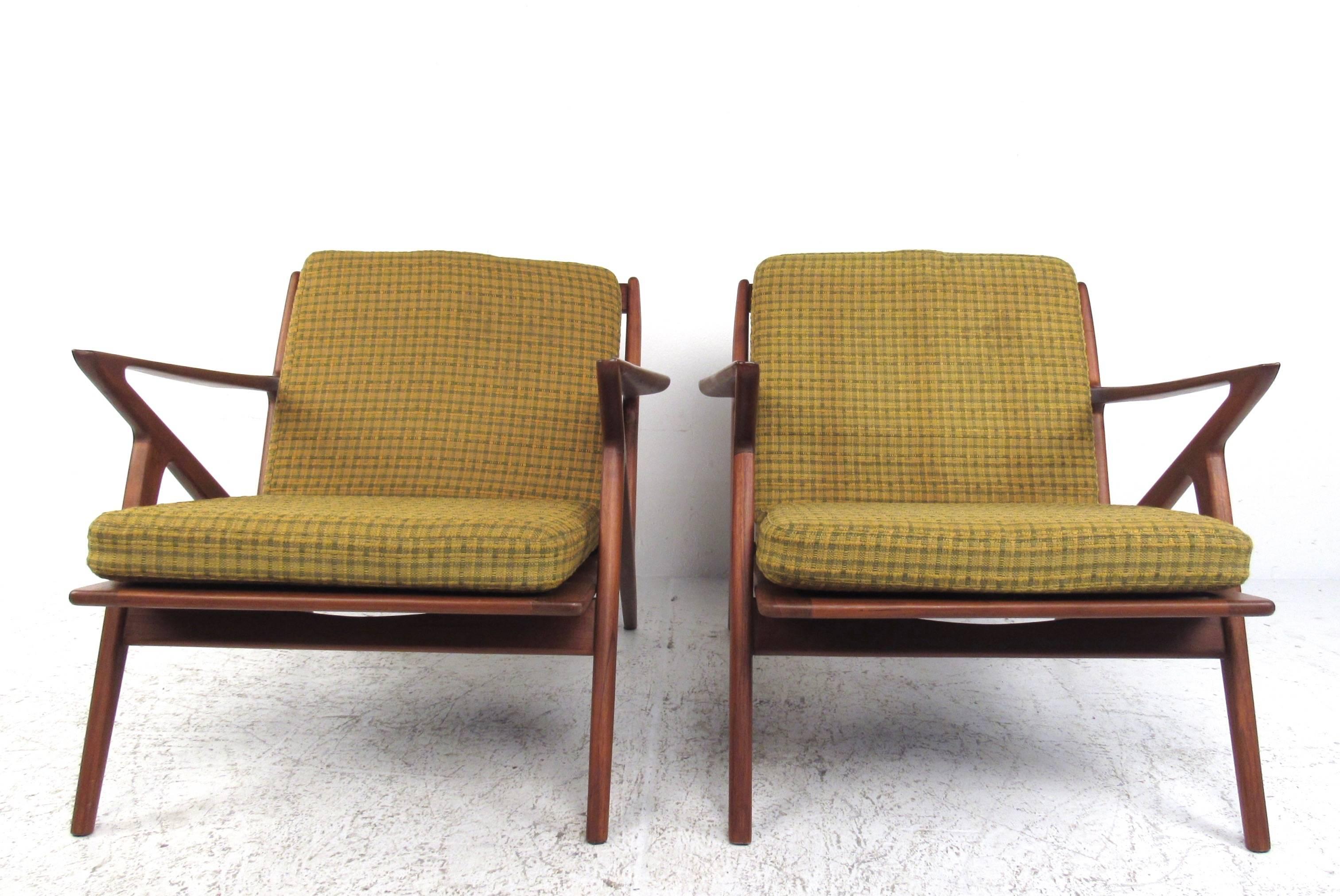 Pair of Poul Jensen Style Teak Lounge Chairs 1