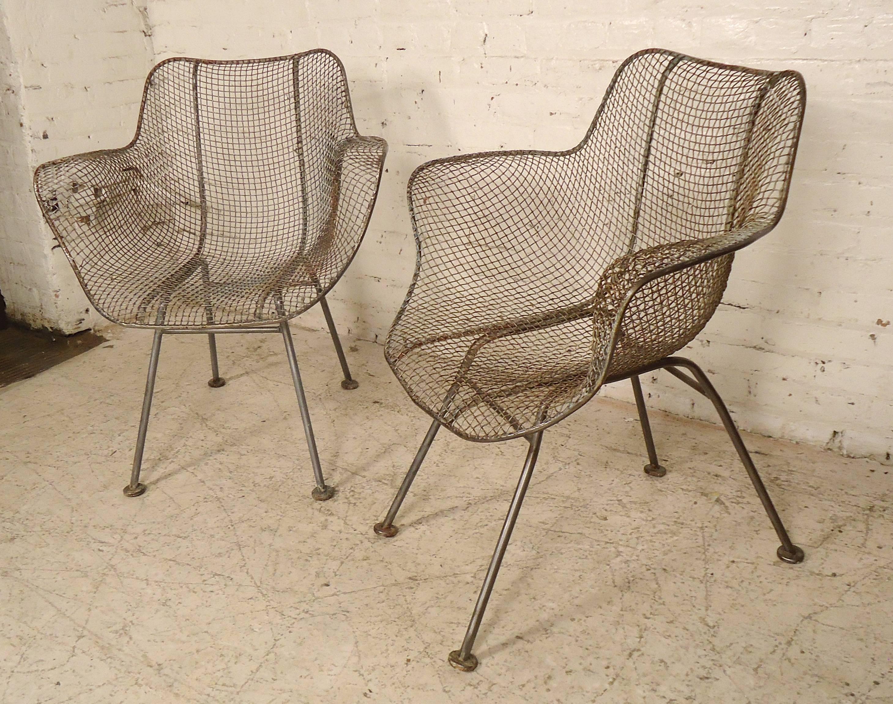 Pair of Mid-Century Sculptura Woodard Chairs In Distressed Condition In Brooklyn, NY