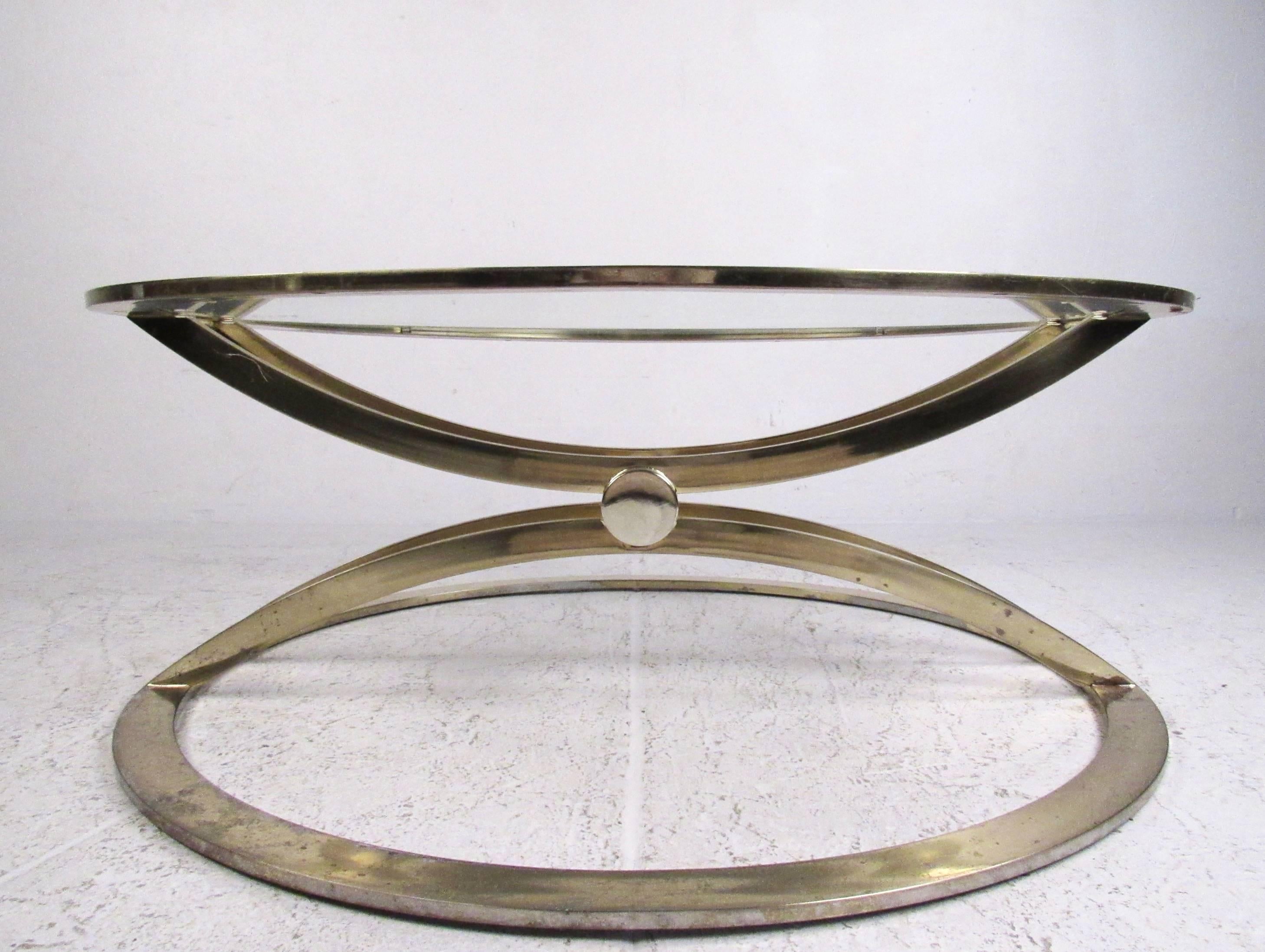Mid-Century Modern Brass and Glass Circular Coffee Table In Good Condition For Sale In Brooklyn, NY
