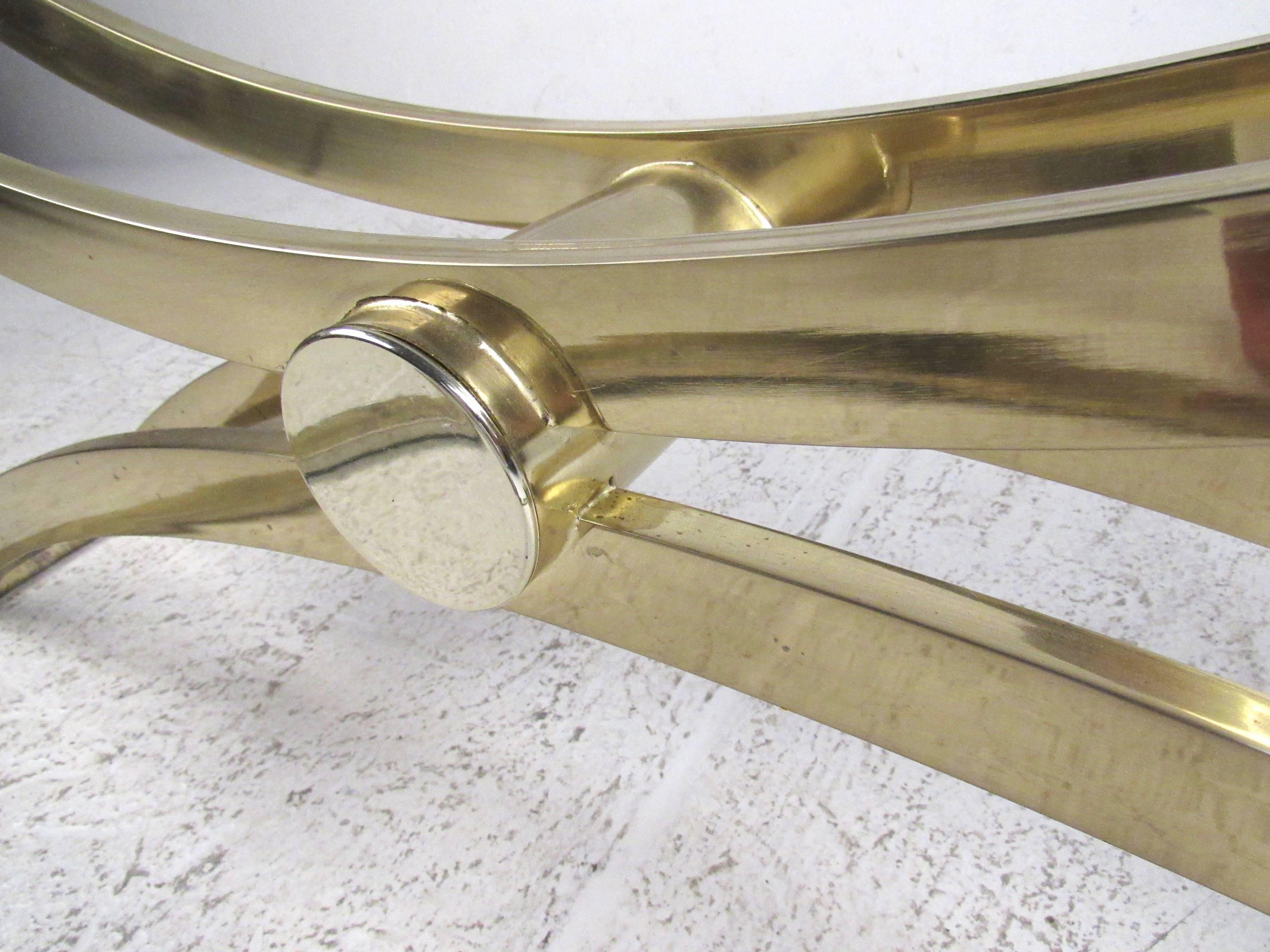 Fin du 20e siècle Table basse circulaire en laiton et verre de style mi-siècle moderne en vente