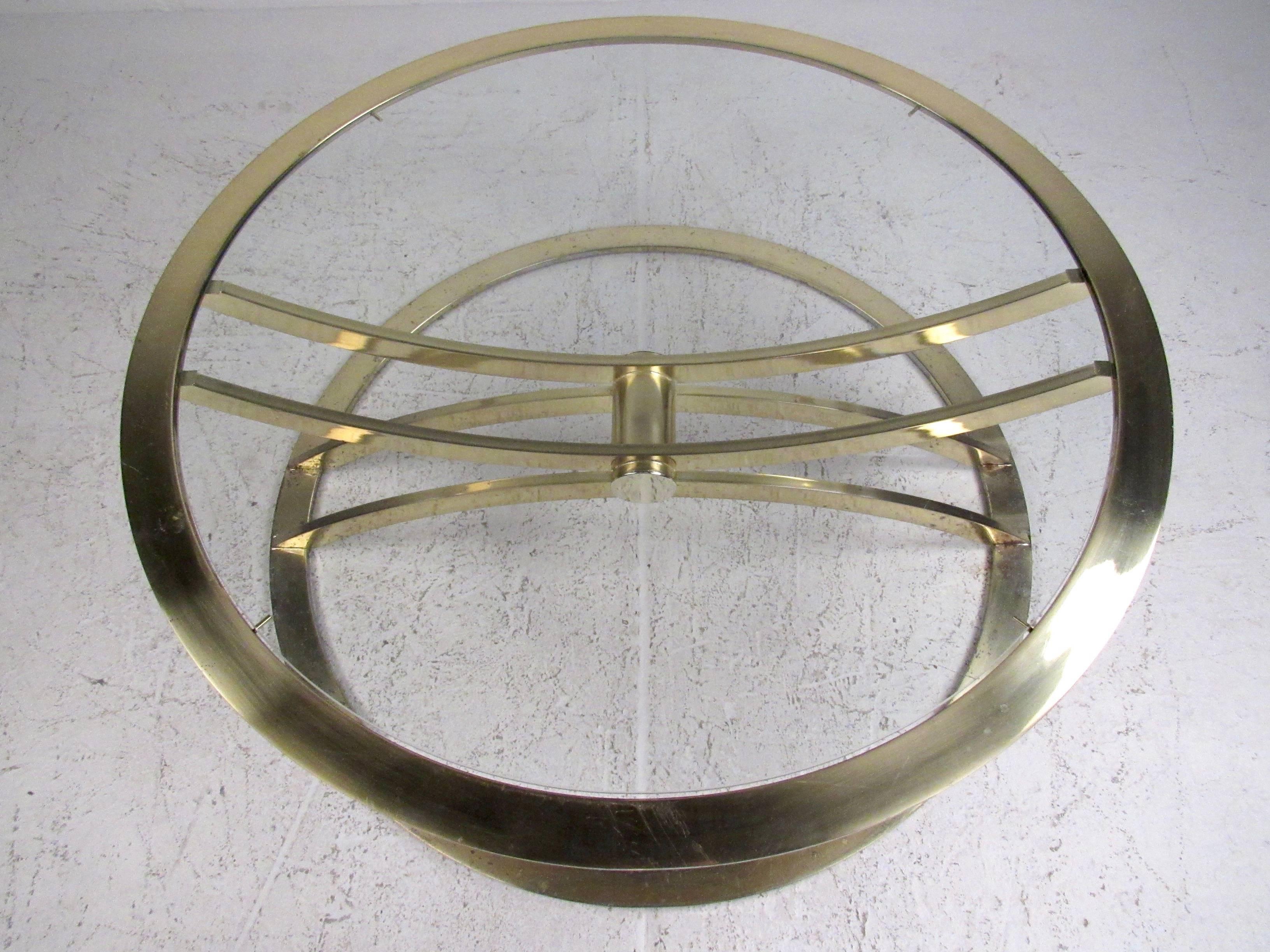 Table basse circulaire en laiton et verre de style mi-siècle moderne Bon état - En vente à Brooklyn, NY