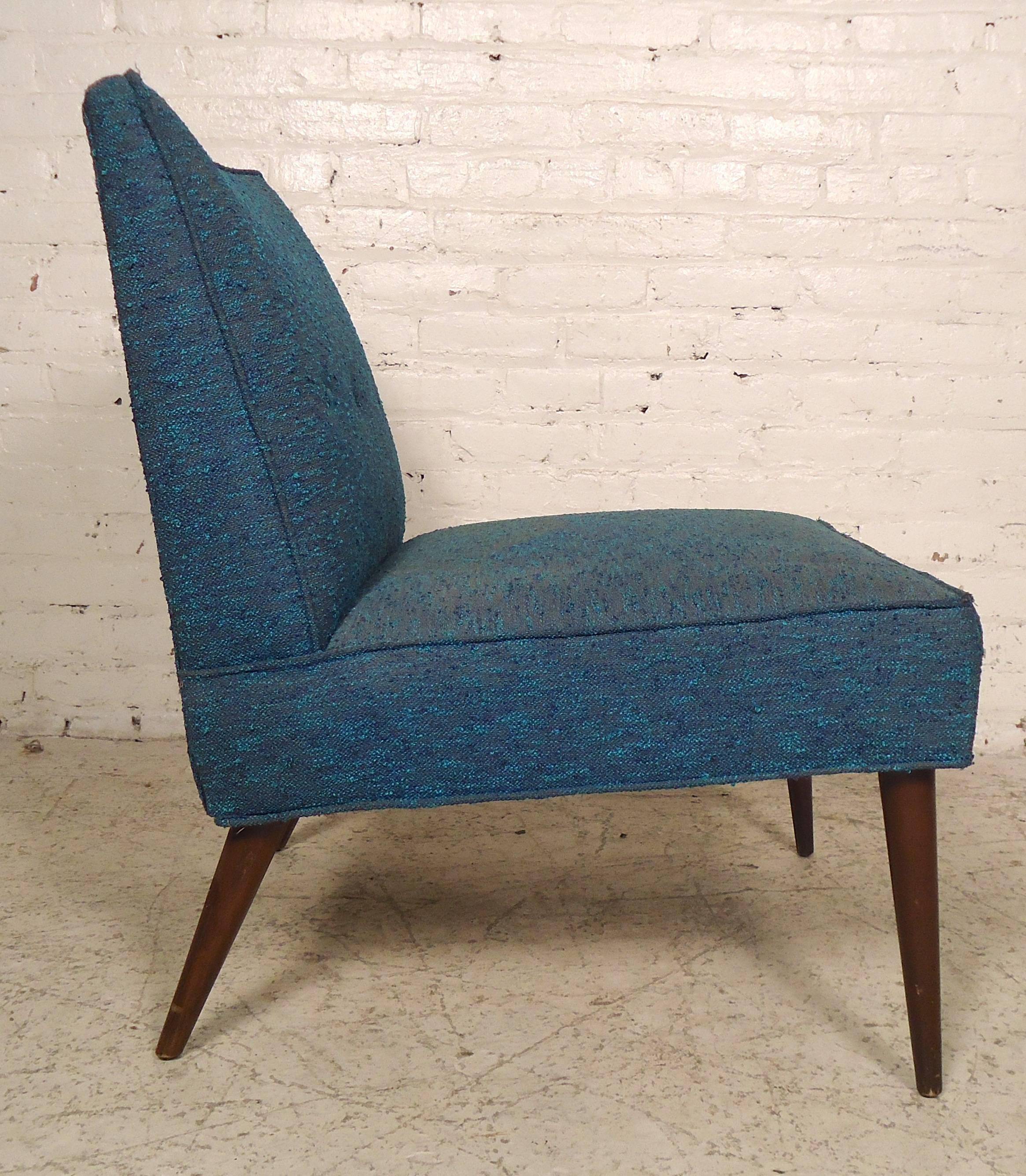 Mid-Century Modern slipper chair with angled back and fine tapered legs. Simple modern lines throughout create an attractive and comfortable living room chair.

(Please confirm item location - NY or NJ - with dealer).
    