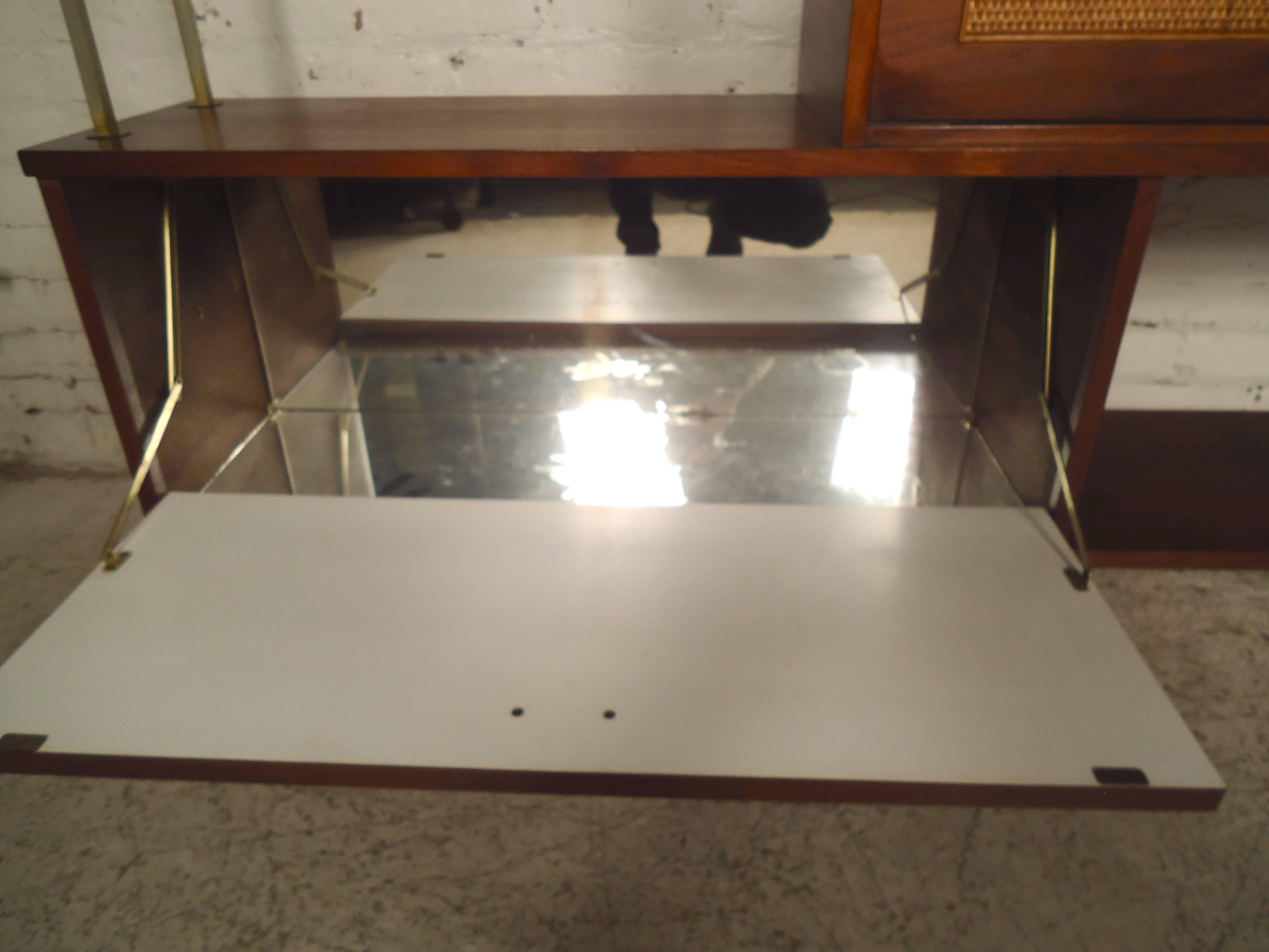 Paul McCobb Style 1960s Modern Wall Unit or Bar In Good Condition In Brooklyn, NY