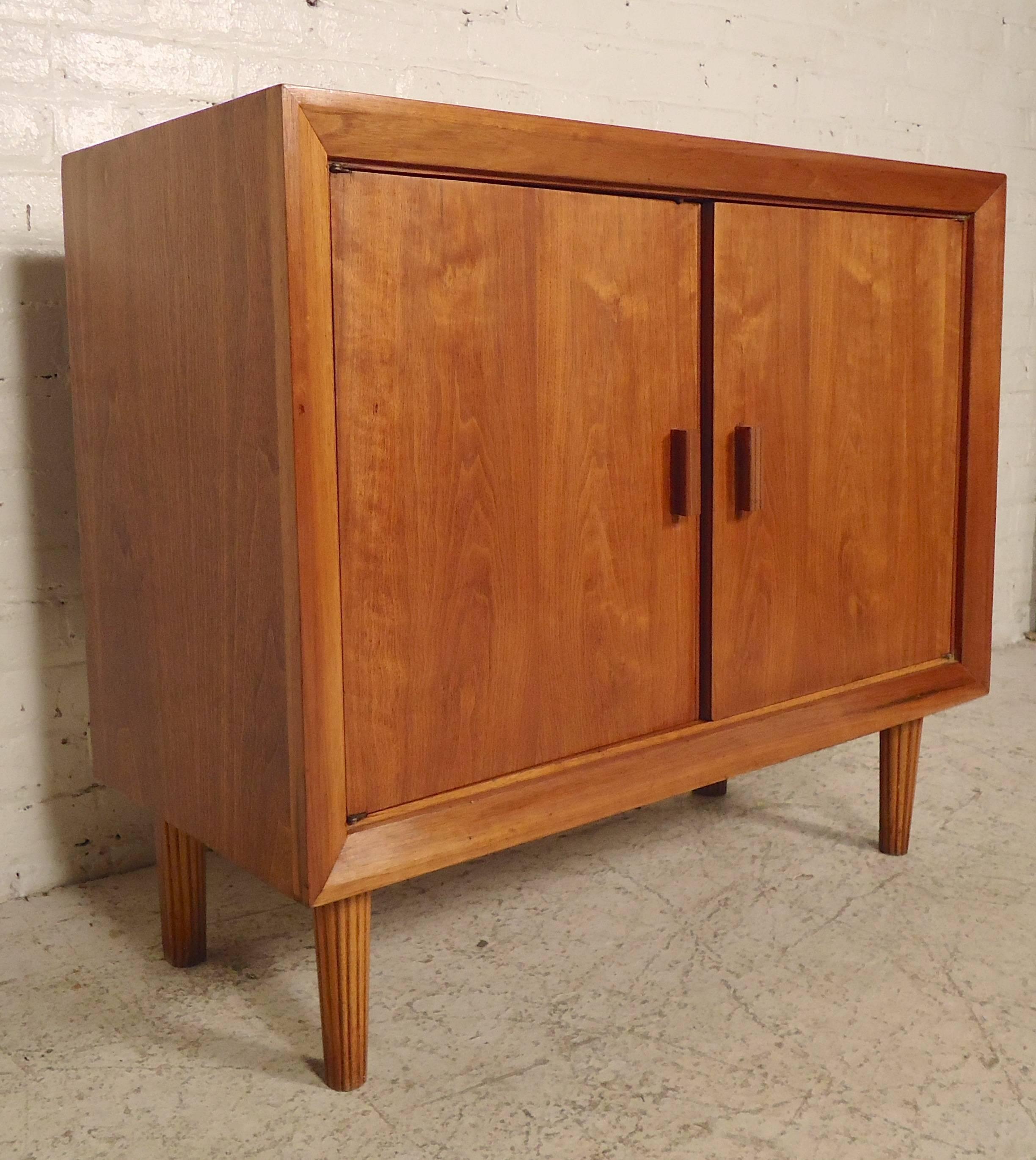 American vintage modern cabinet with two doors and open space with shelf. Nicely formed handles and legs and warm walnut grain.

(Please confirm item location - NY or NJ - with dealer.)
  
