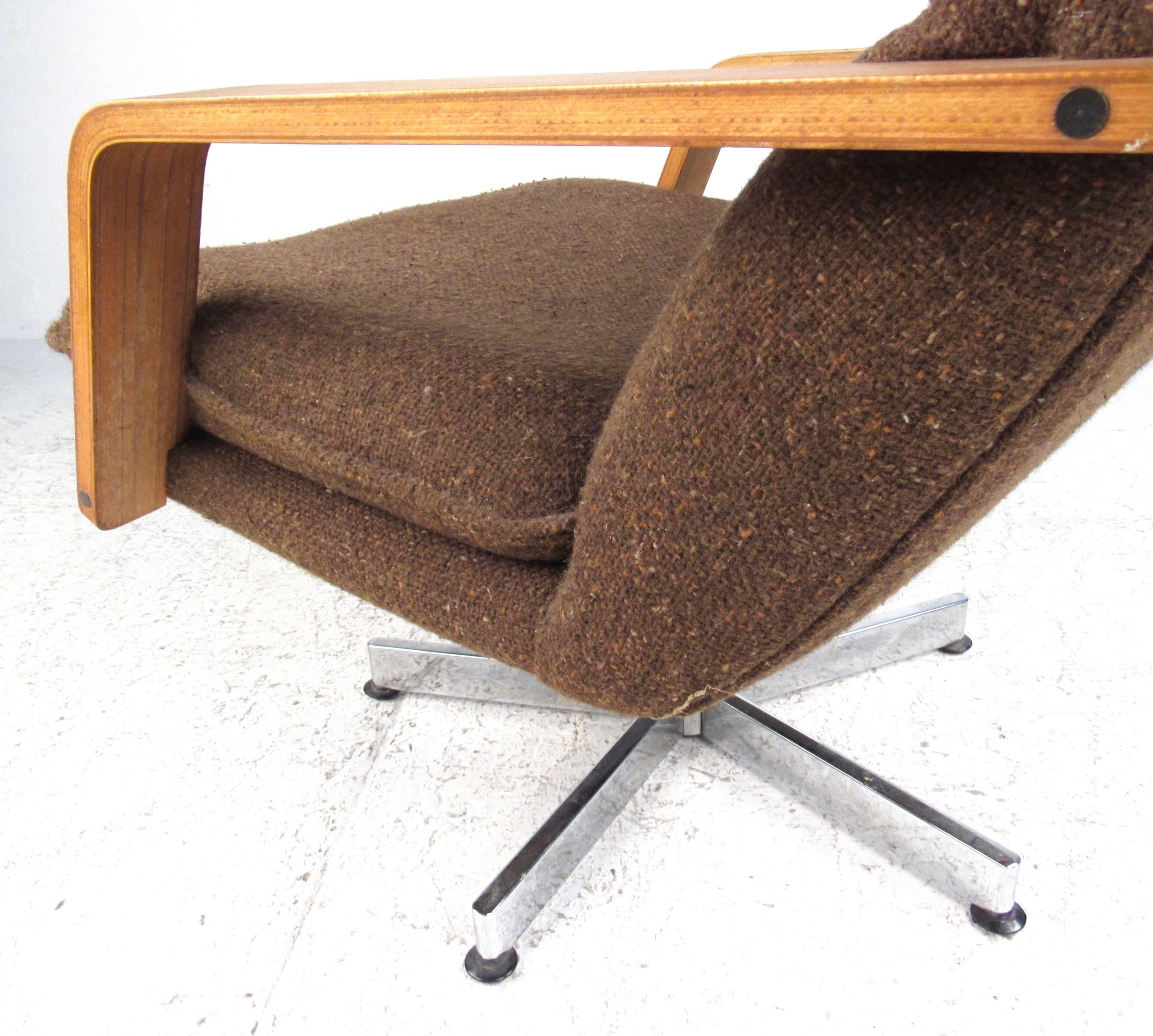 20th Century Mid-Century Modern Style Swivel Lounge Chair with Ottoman