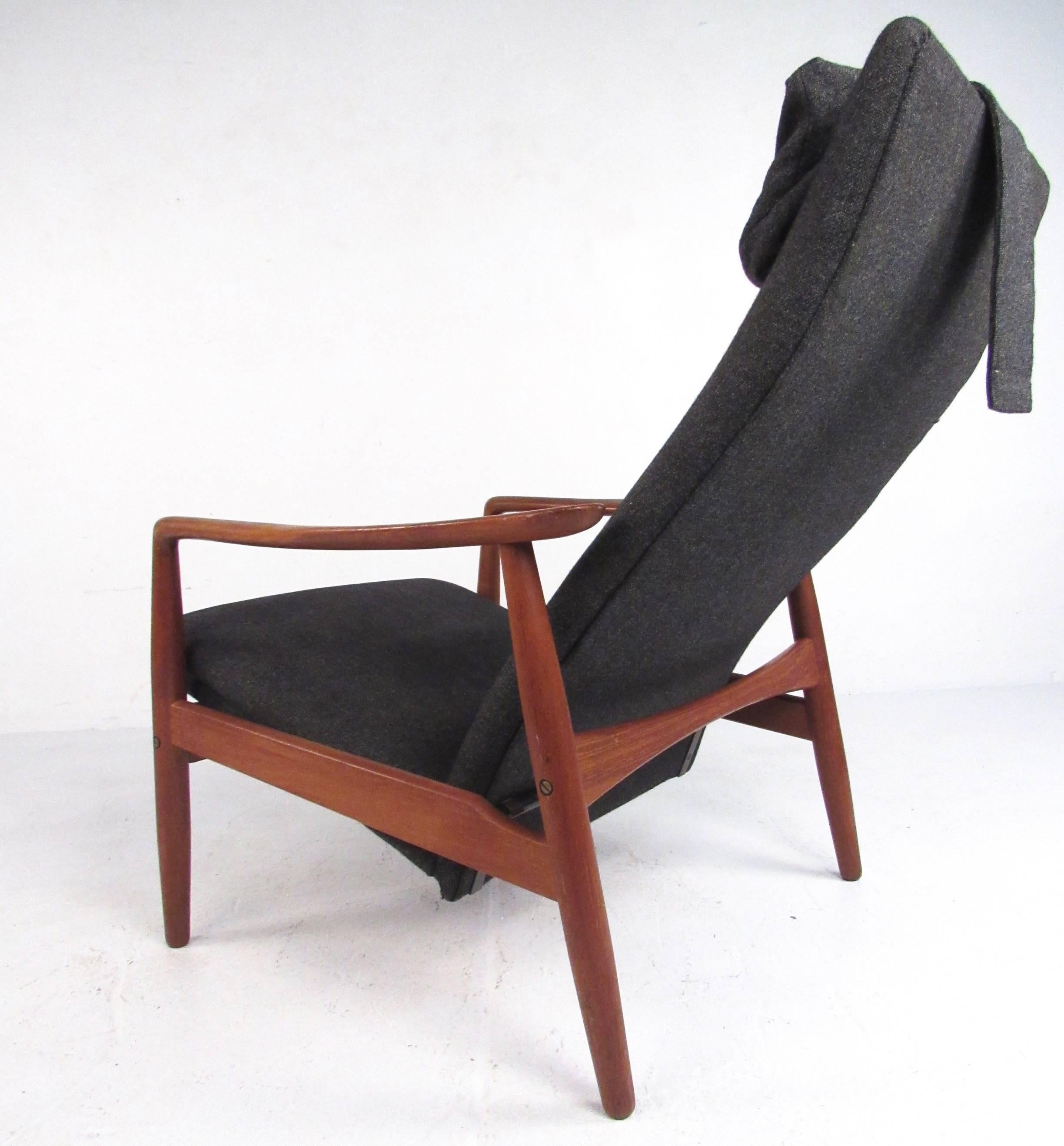 Skandinavischer moderner Loungesessel mit hoher Rückenlehne aus Teakholz, skandinavische Moderne im Zustand „Gut“ in Brooklyn, NY
