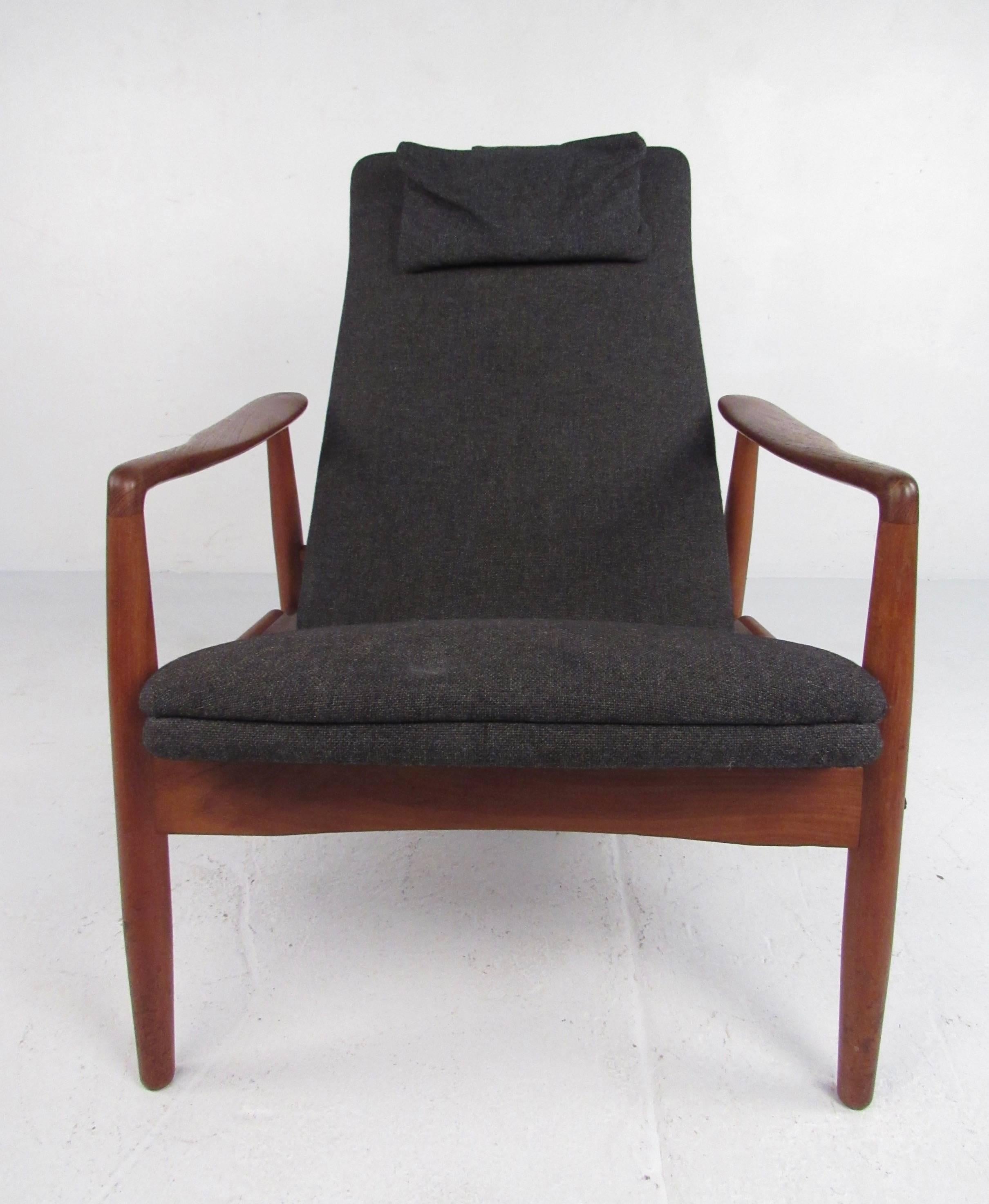 Dieser Vintage-Sessel mit Teakholzgestell zeigt skandinavisch-modernes Design von SL Mobler, um 1950, im Stil von Ib Kofod-Larsen. Die geschwungenen Armlehnen, die geschwungene hohe Rückenlehne und das bequeme Design tragen zum Mid-Century-Appeal