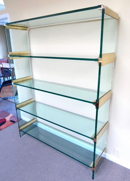 Mid-Century Modern Brass and Glass Display Etagere in the Style of Pace In Good Condition In Brooklyn, NY