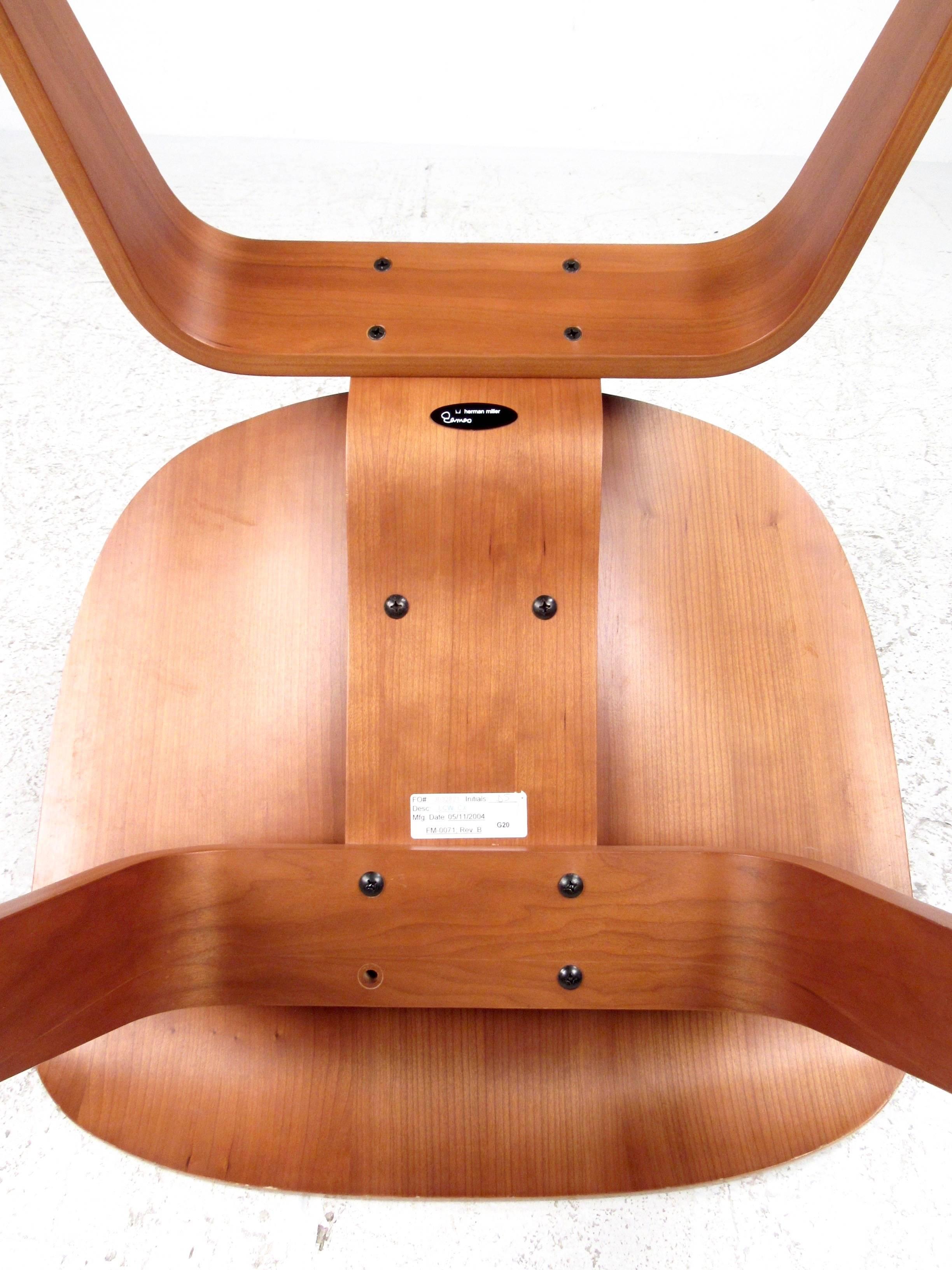 Charles Eames Plywood DCW Side Chair for Herman Miller In Good Condition In Brooklyn, NY