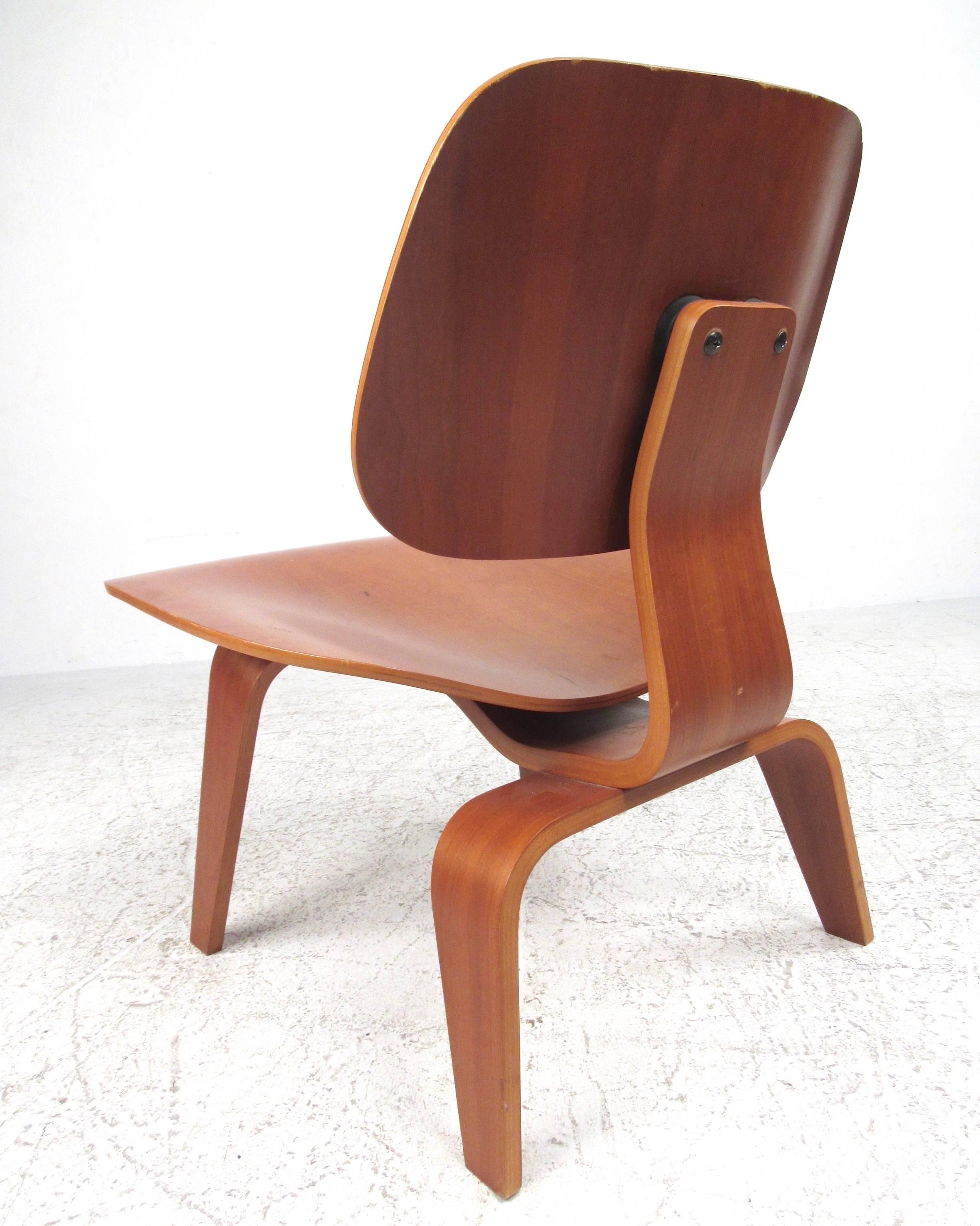 This unique sculpted side chair features bentwood construction in the memorable design of Charles Eames for Herman Miller. Incredible comfort with flowing Mid-Century Modern lines, this contemporary issuing of the DCW chair is in good condition and