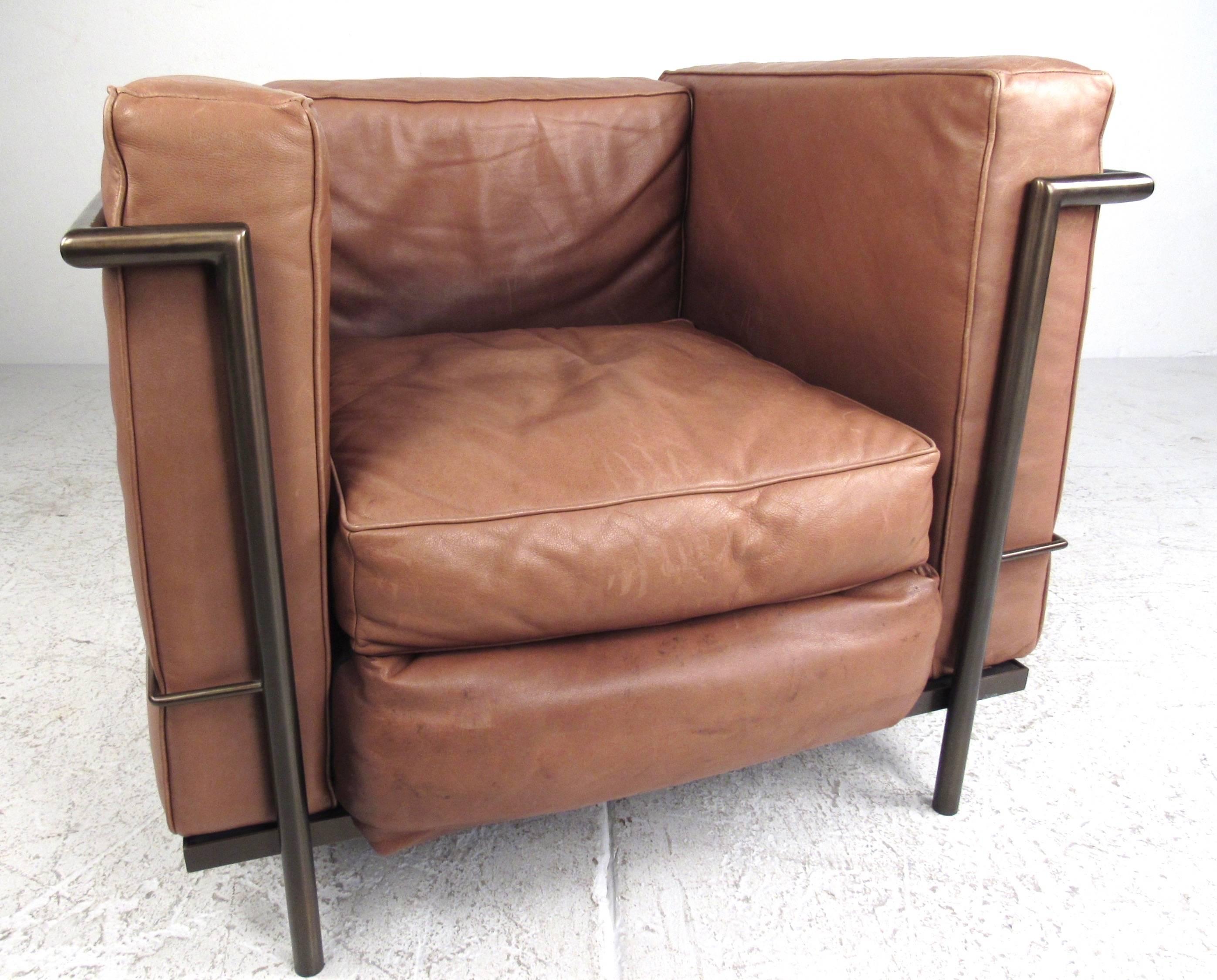 Pair of Vintage Modern Le Corbusier Style Leather and Brass Lounge Chairs In Good Condition In Brooklyn, NY