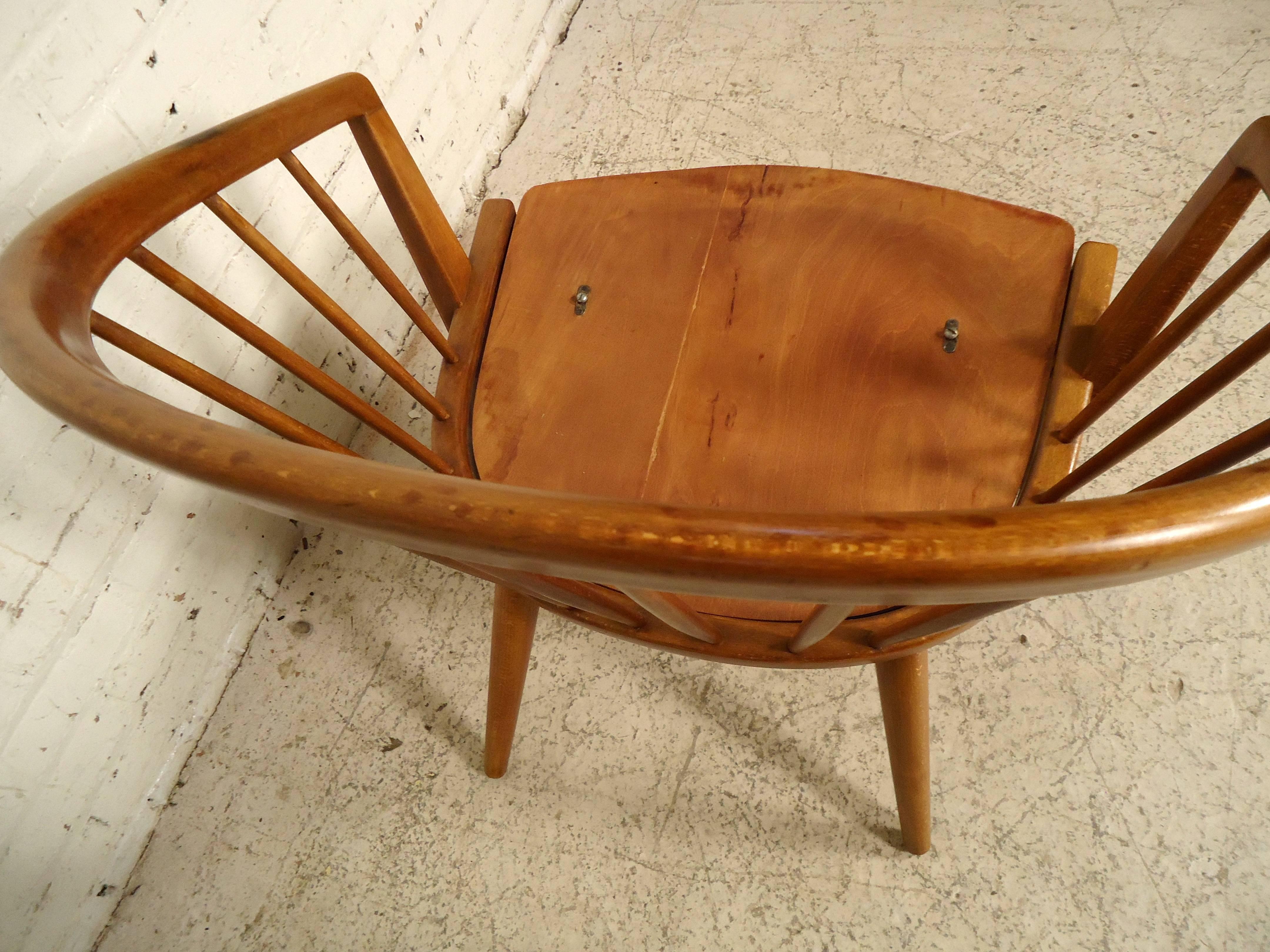 Mid-20th Century Danish Modern Barrel Back Chair in the Style of Hans Wegner