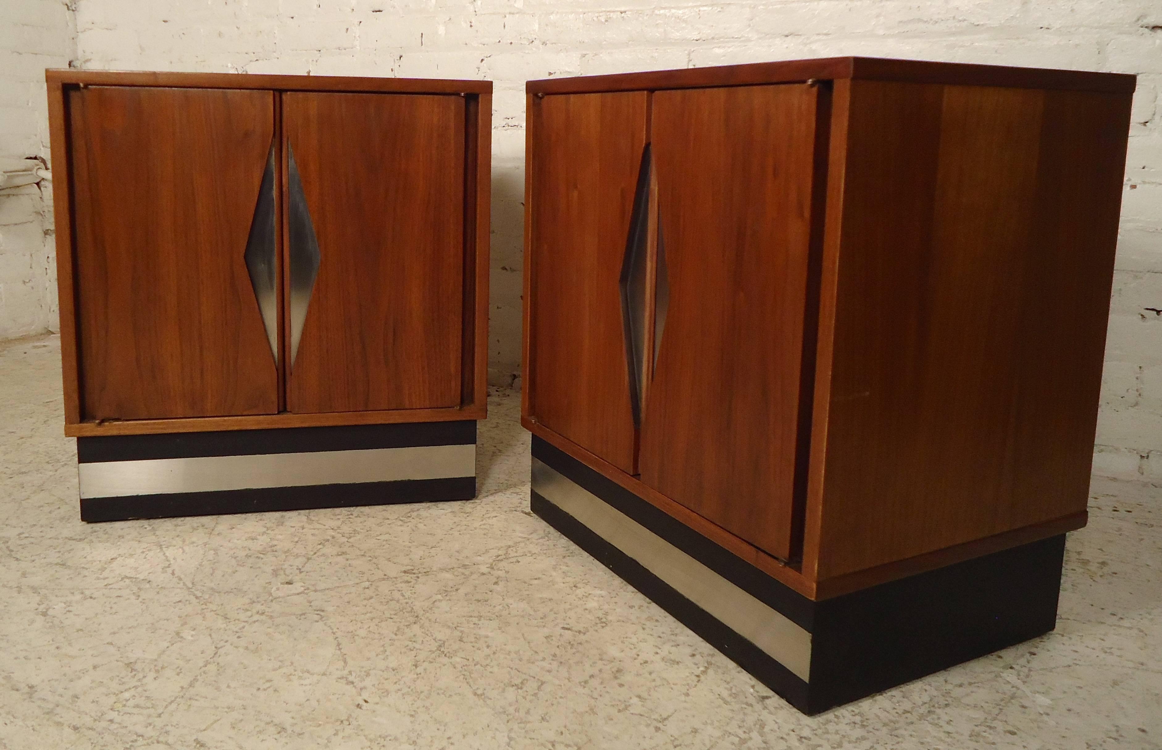 Pair of Mid-Century Modern Diamond Front Nightstands In Good Condition In Brooklyn, NY