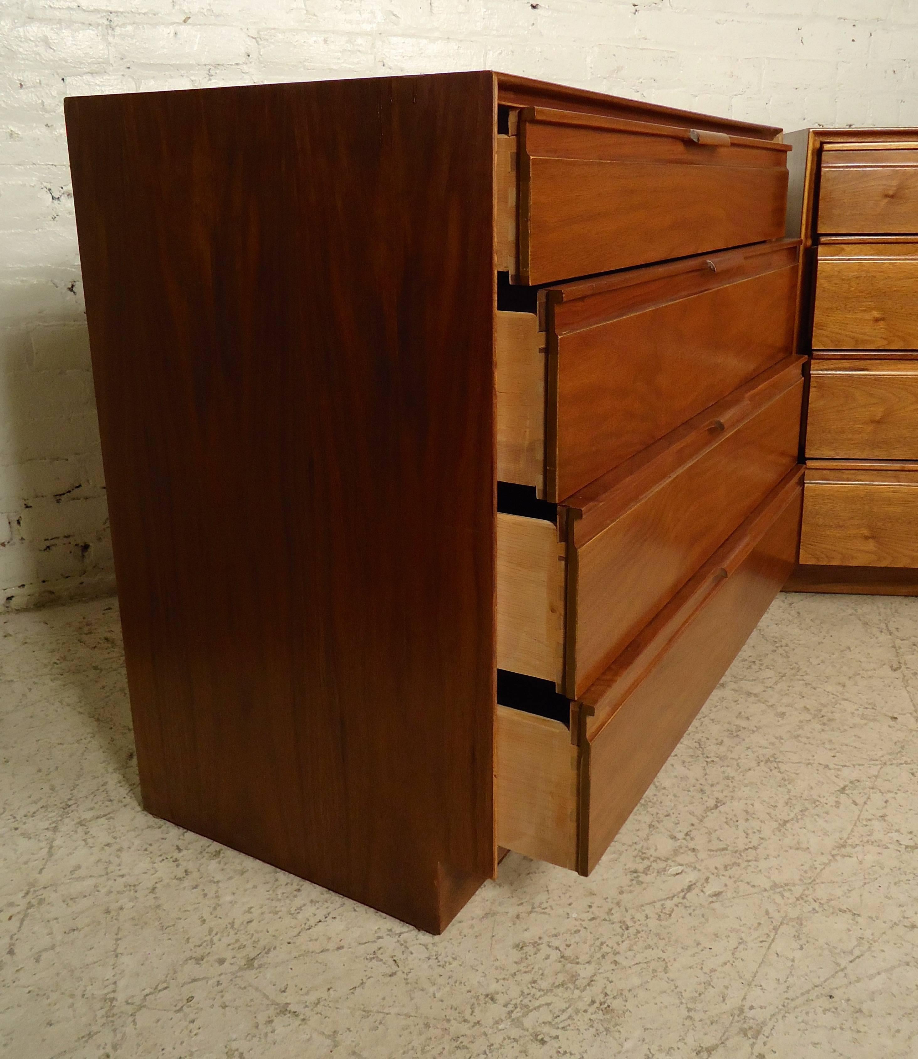 Elegant Set of Mid-Century Modern Dressers 4
