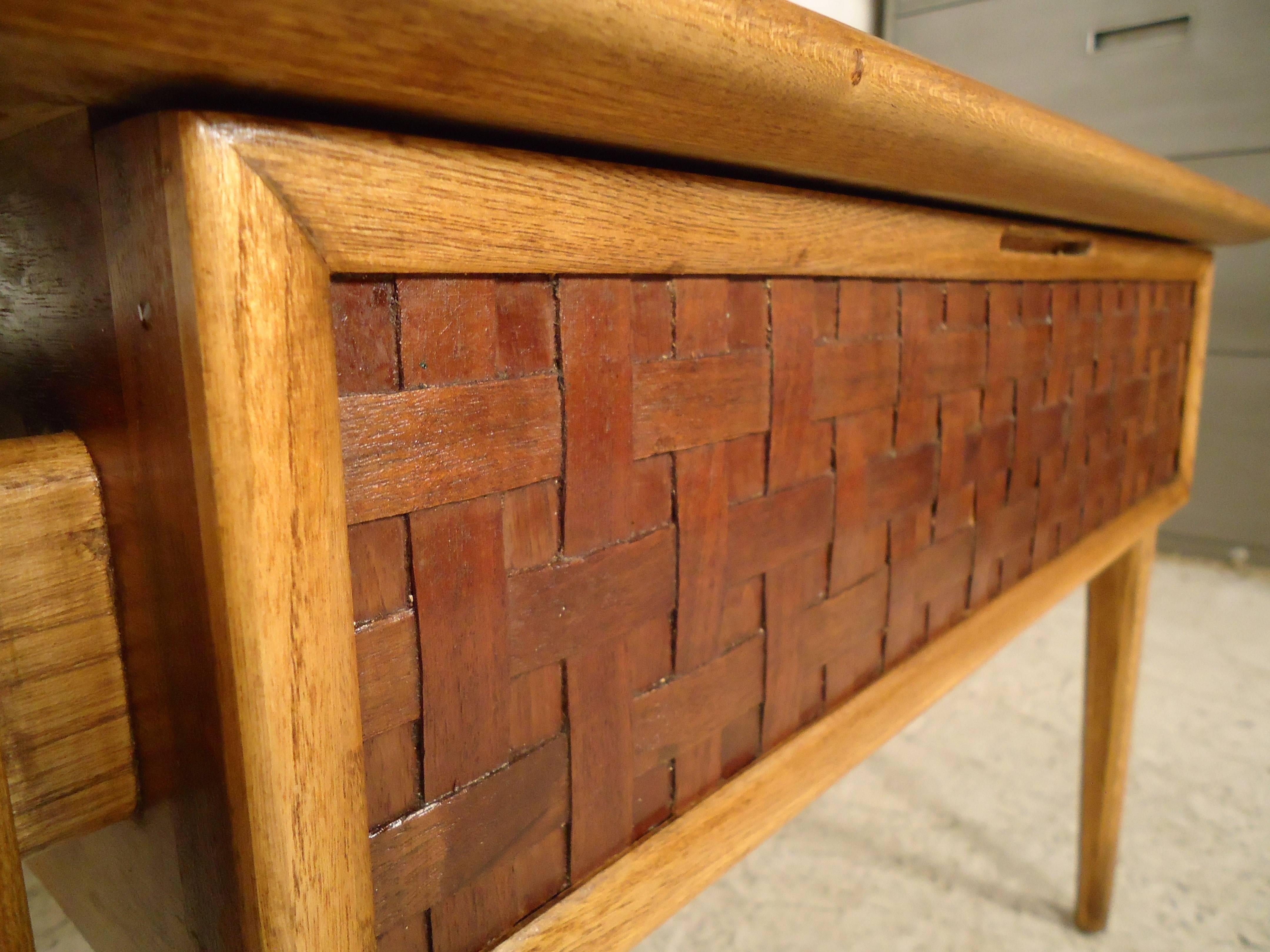 Beautiful Mid-Century Modern Square Side Table by Lane 2