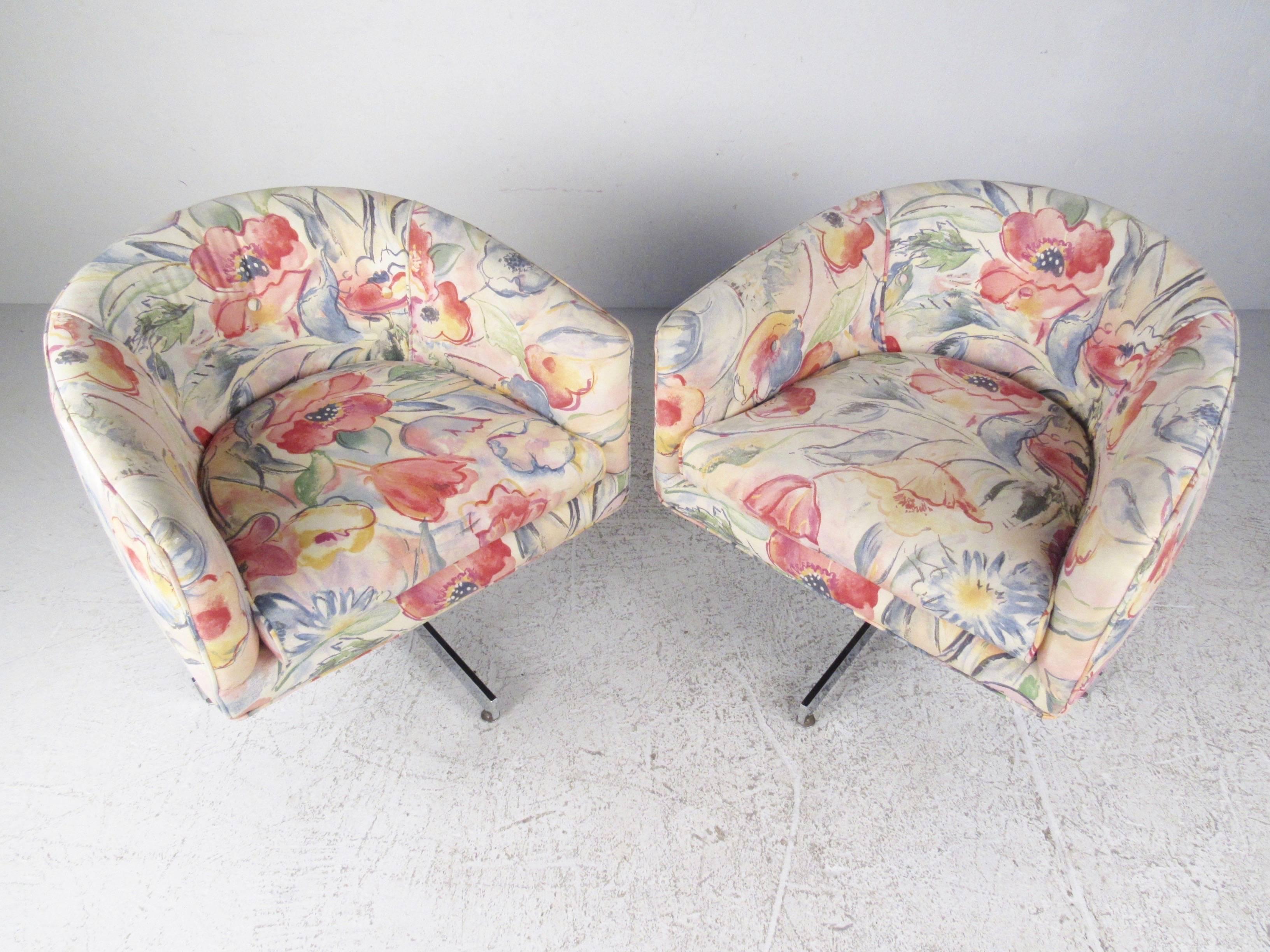 Questa bellissima coppia di poltrone girevoli vintage è caratterizzata dall'elegante design di metà secolo di Milo Baughman per Thayer Coggin. L'esclusivo motivo floreale, le pesanti basi cromate a X e il comodo design dello schienale arrotondato