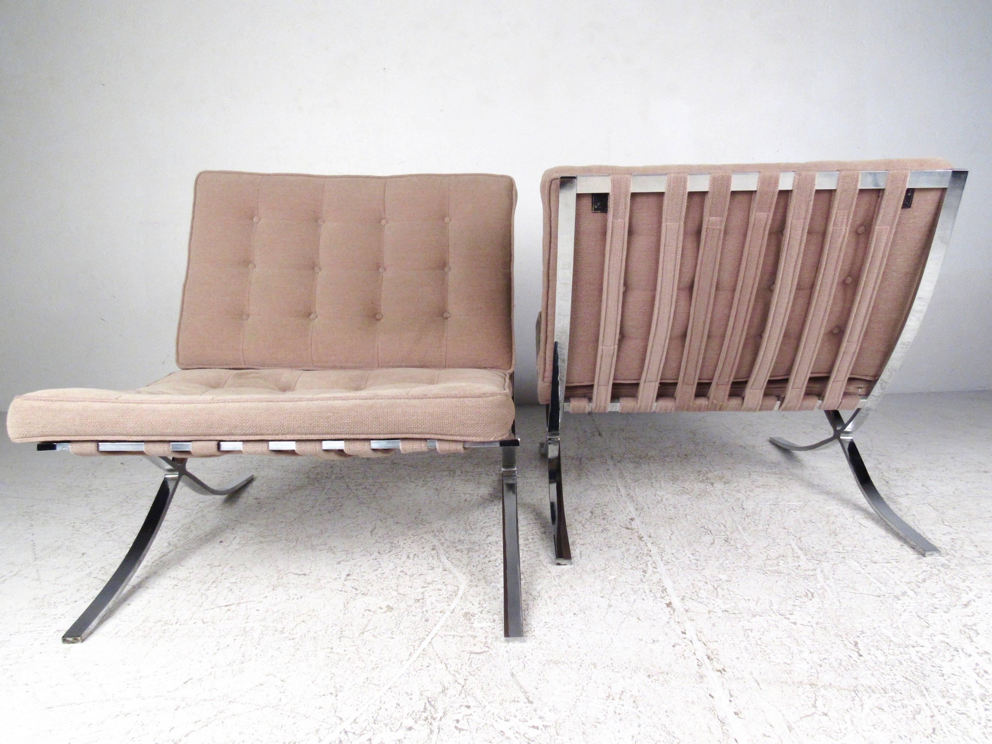 Pair of Mid-Century Modern Chairs in the Style of Ludwig Mies van der Rohe In Good Condition In Brooklyn, NY