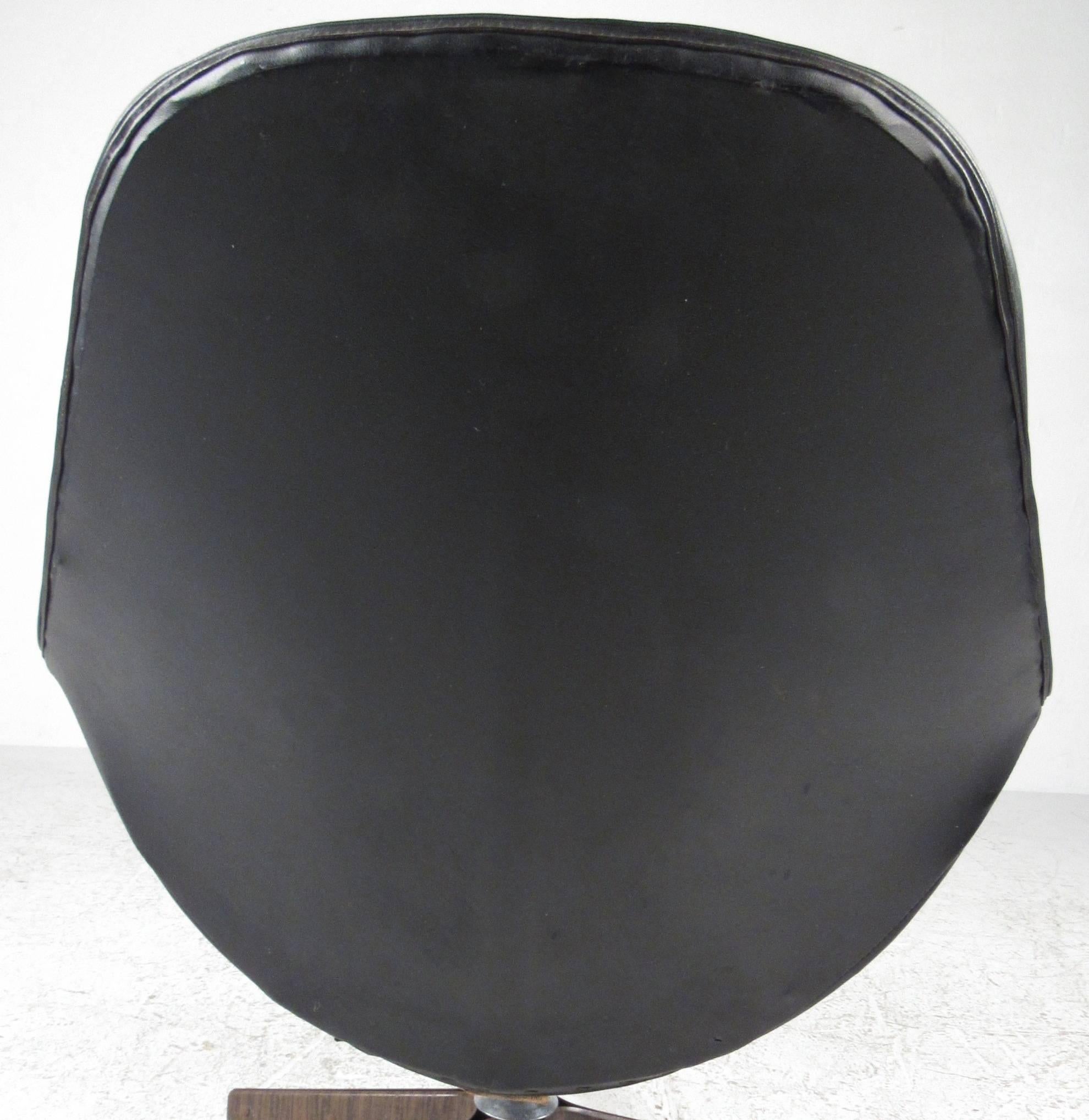 Mid-Century Modern Fauteuil de direction pivotant touffeté Eames Era en vente
