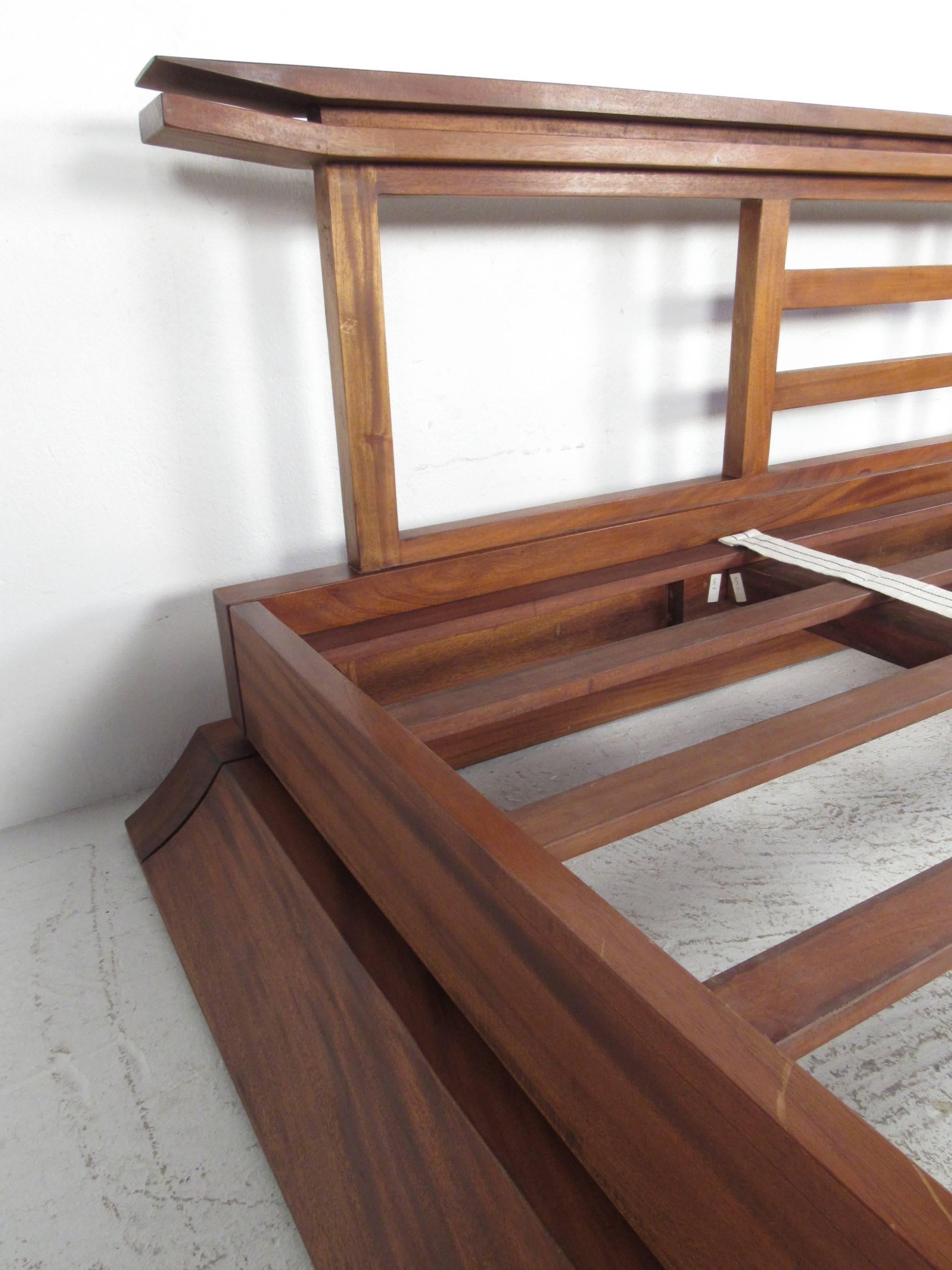Contemporary Modern Solid Teak King Size Bed Frame In Good Condition In Brooklyn, NY