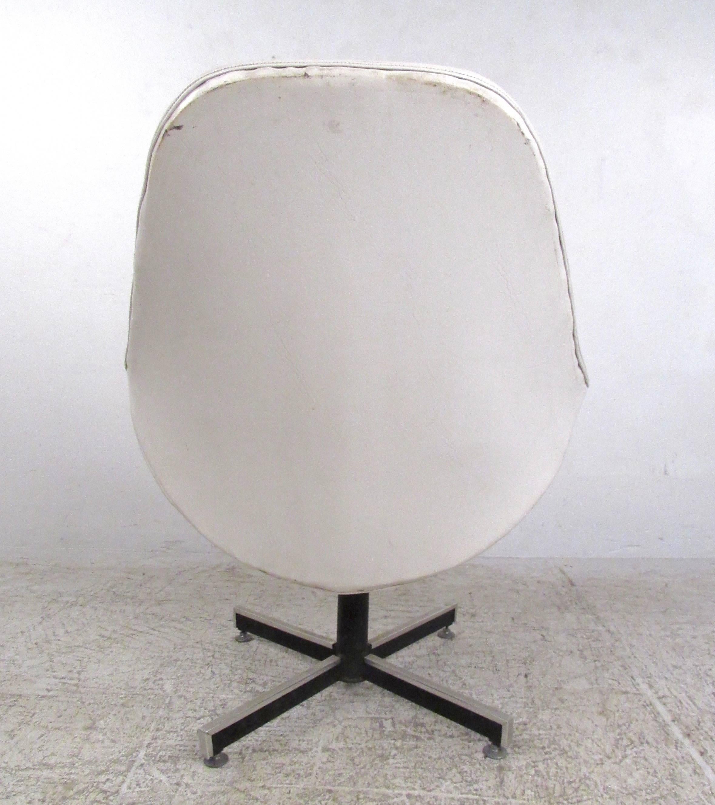 Mid-Century Modern Tufted Swivel Lounge Chair In Good Condition For Sale In Brooklyn, NY