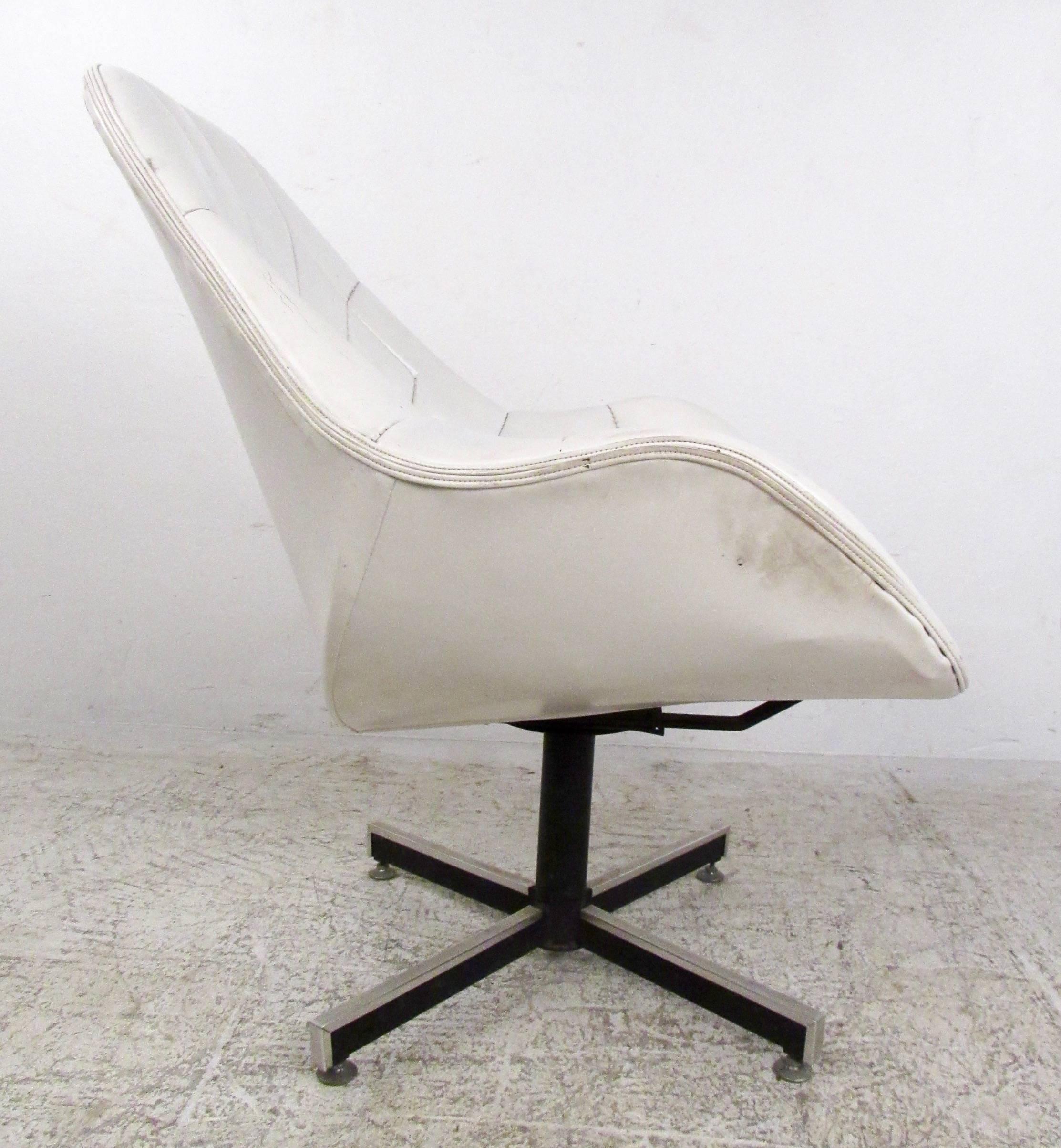 Mid-Century Modern Chaise longue pivotante touffetée moderne du milieu du siècle dernier en vente