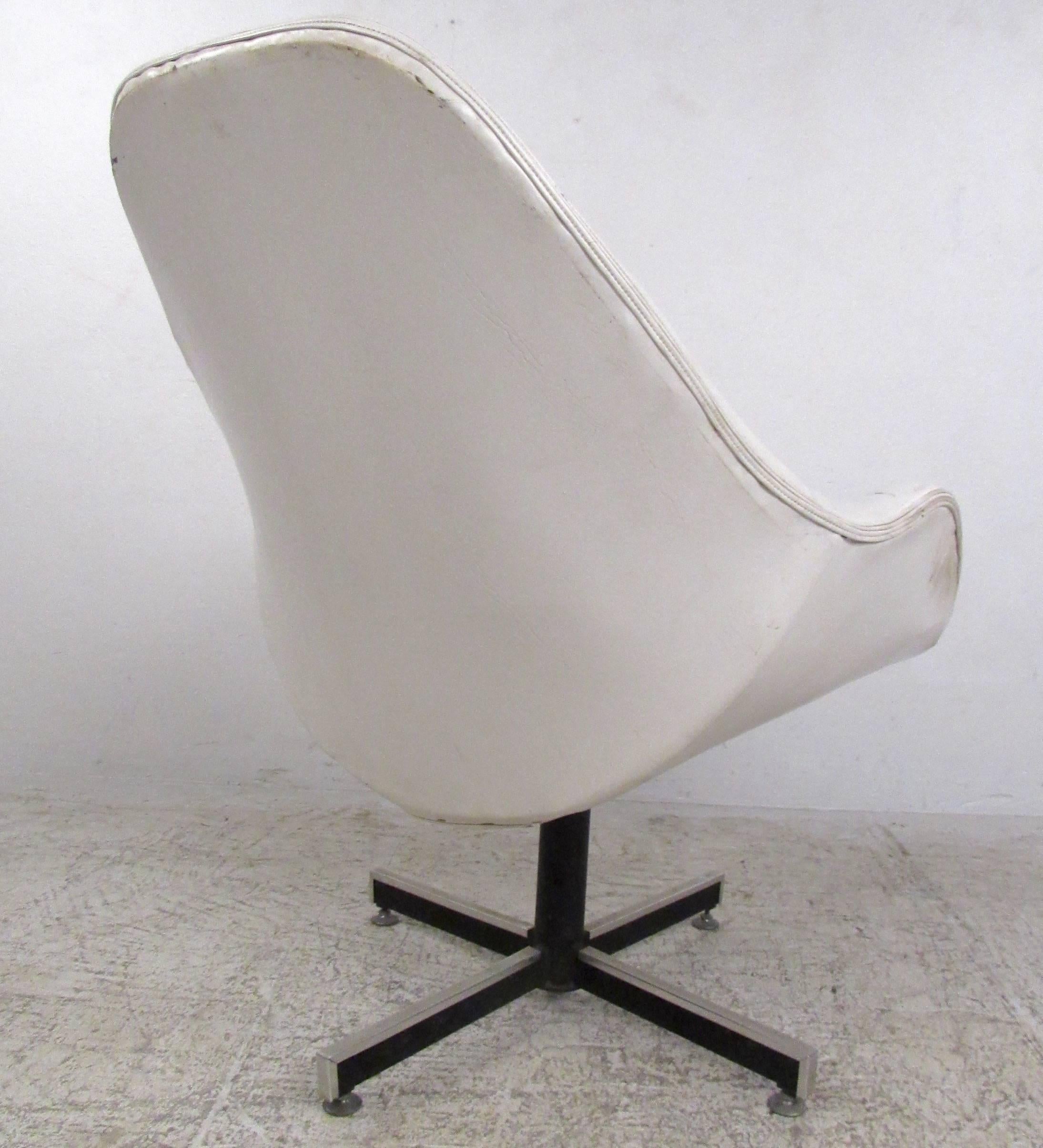 American Mid-Century Modern Tufted Swivel Lounge Chair For Sale