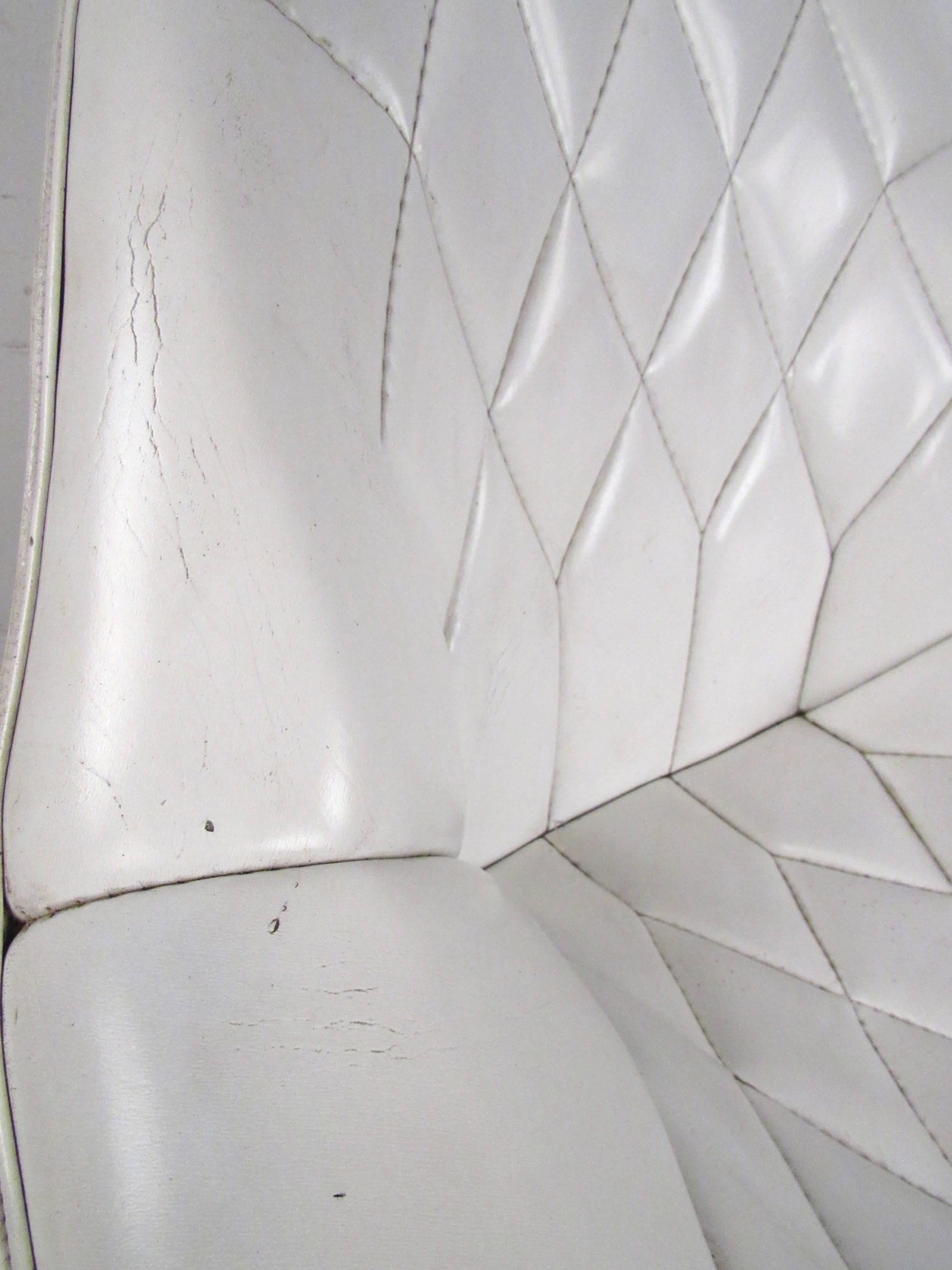 Métal Chaise longue pivotante touffetée moderne du milieu du siècle dernier en vente