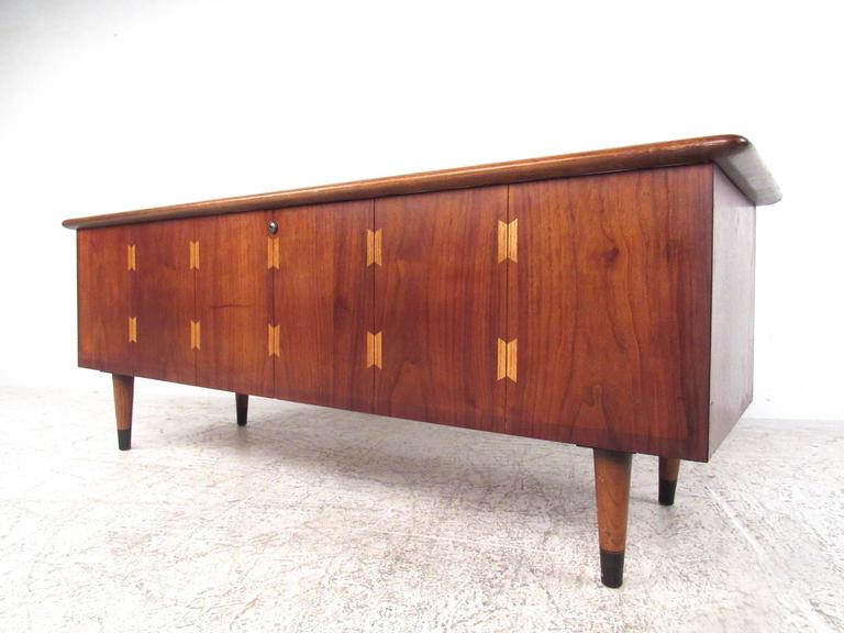 Mid-Century Modern Cedar Storage Chest by Lane For Sale at 1stdibs