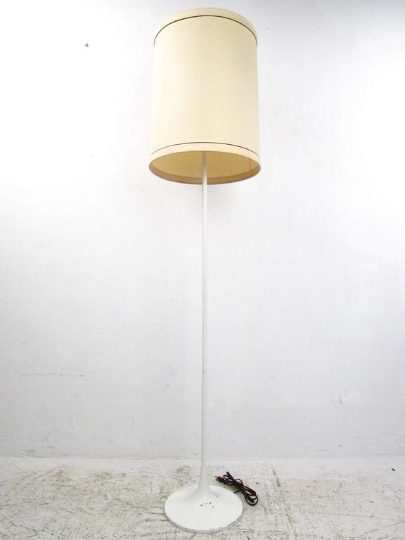 Mid Century Modern Tulip Style Floor Lamp In The Of Eero This Vintage Modern Tulip Lamp Features The Unique Pedestal Style Base Made Popular By Saarinen And