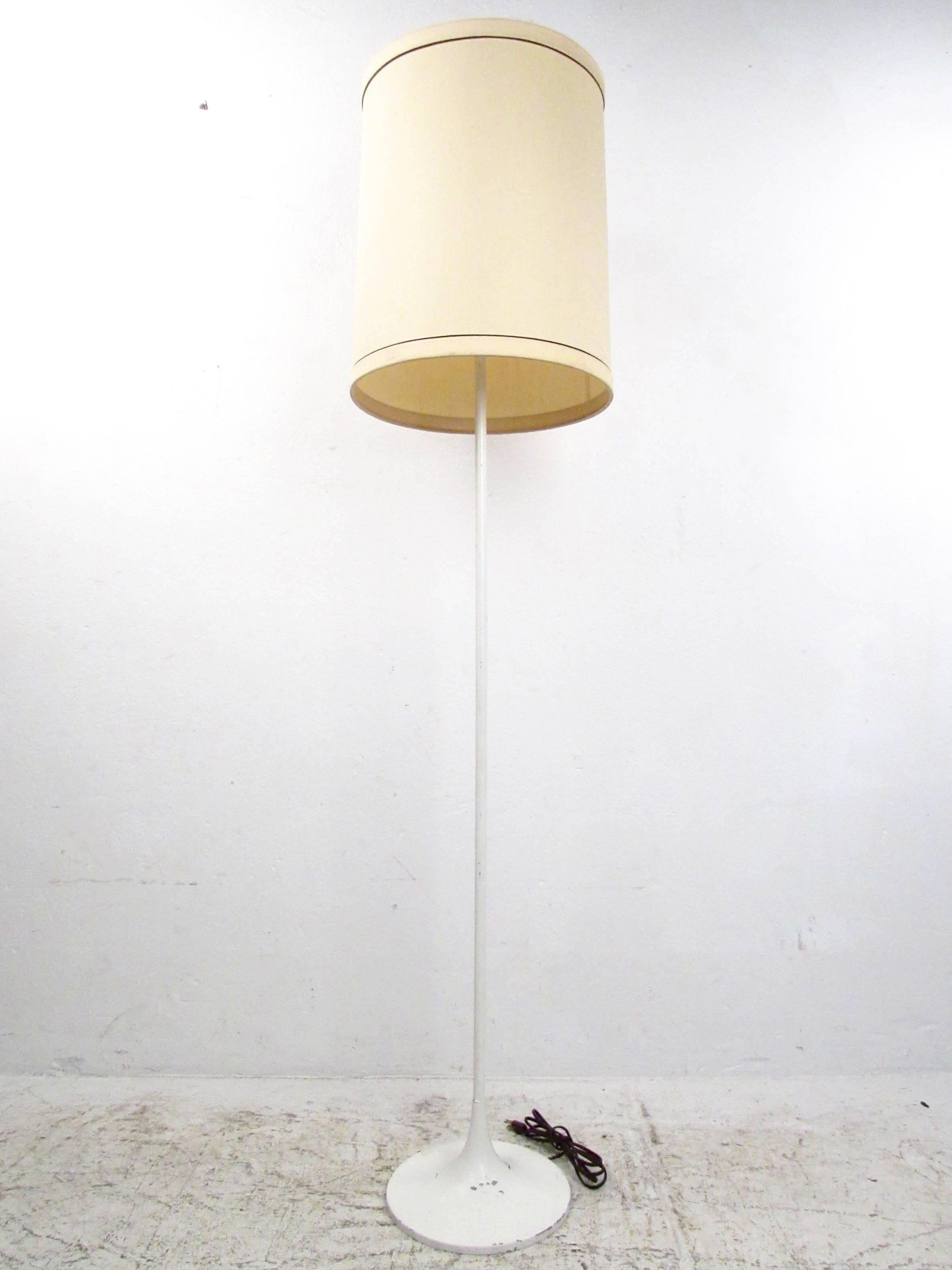 This vintage modern tulip lamp features the unique pedestal style base made popular by  Knoll. Slender sculpted design makes this unique floor lamp a stunning modern addition to any setting. Please confirm item location (NY or NJ).