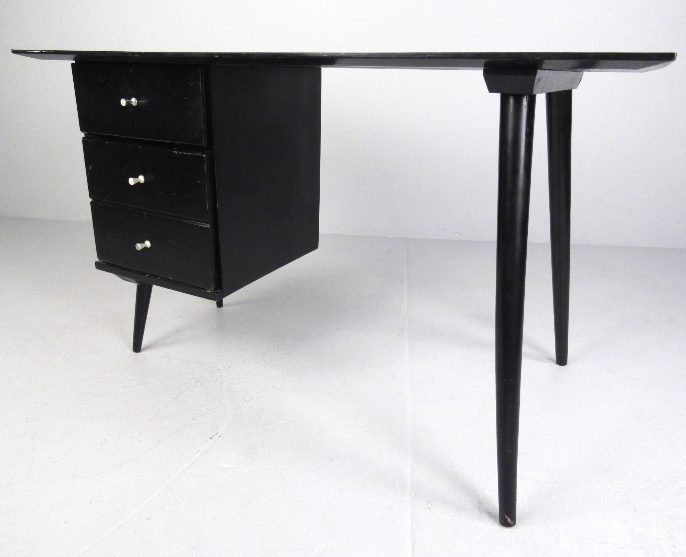 Mid-Century Modern Paul McCobb Pedestal Desk In Fair Condition For Sale In Brooklyn, NY