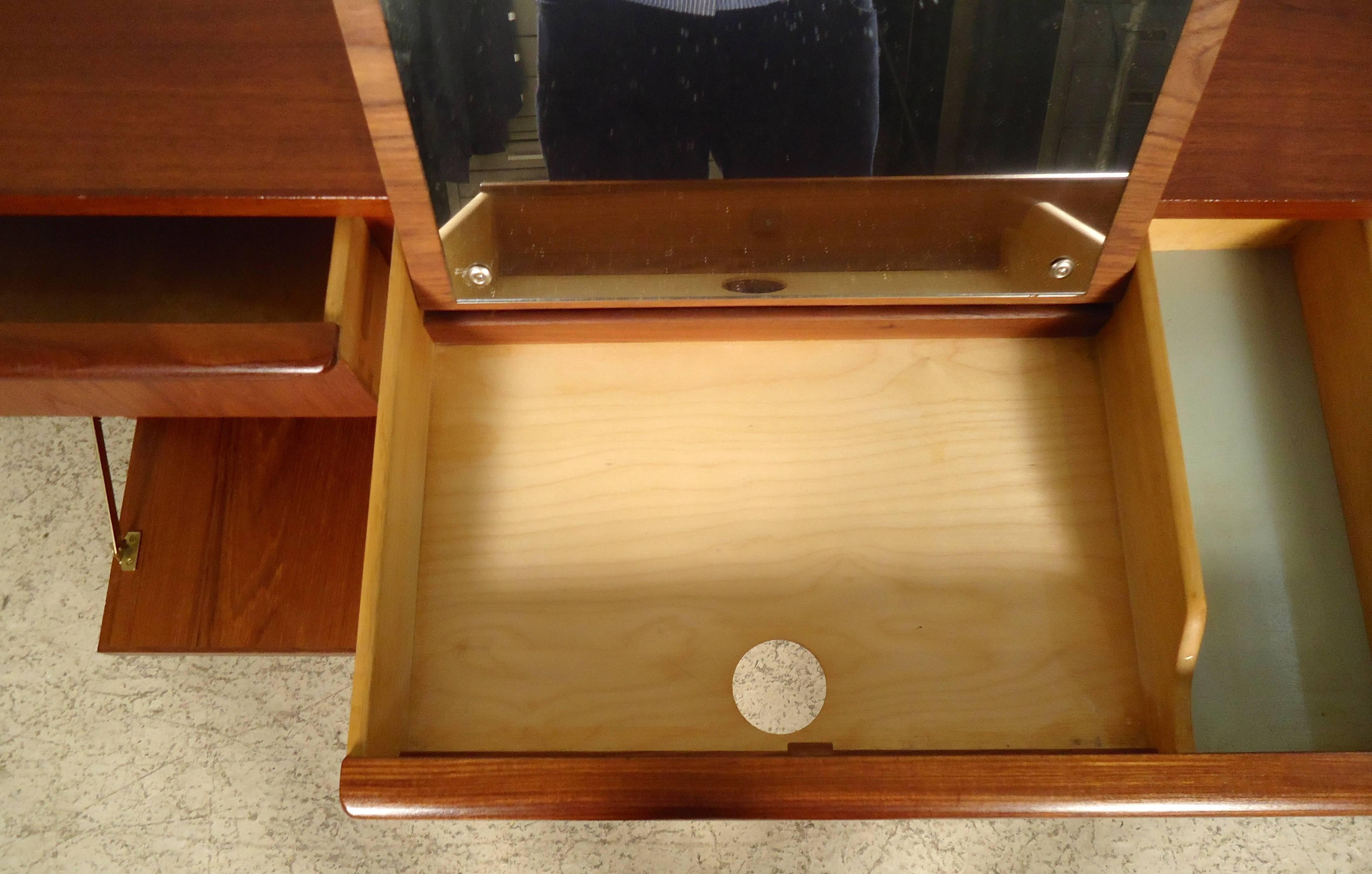 Elegant Mid-Century Modern Teak Desk with Vanity Mirror 3