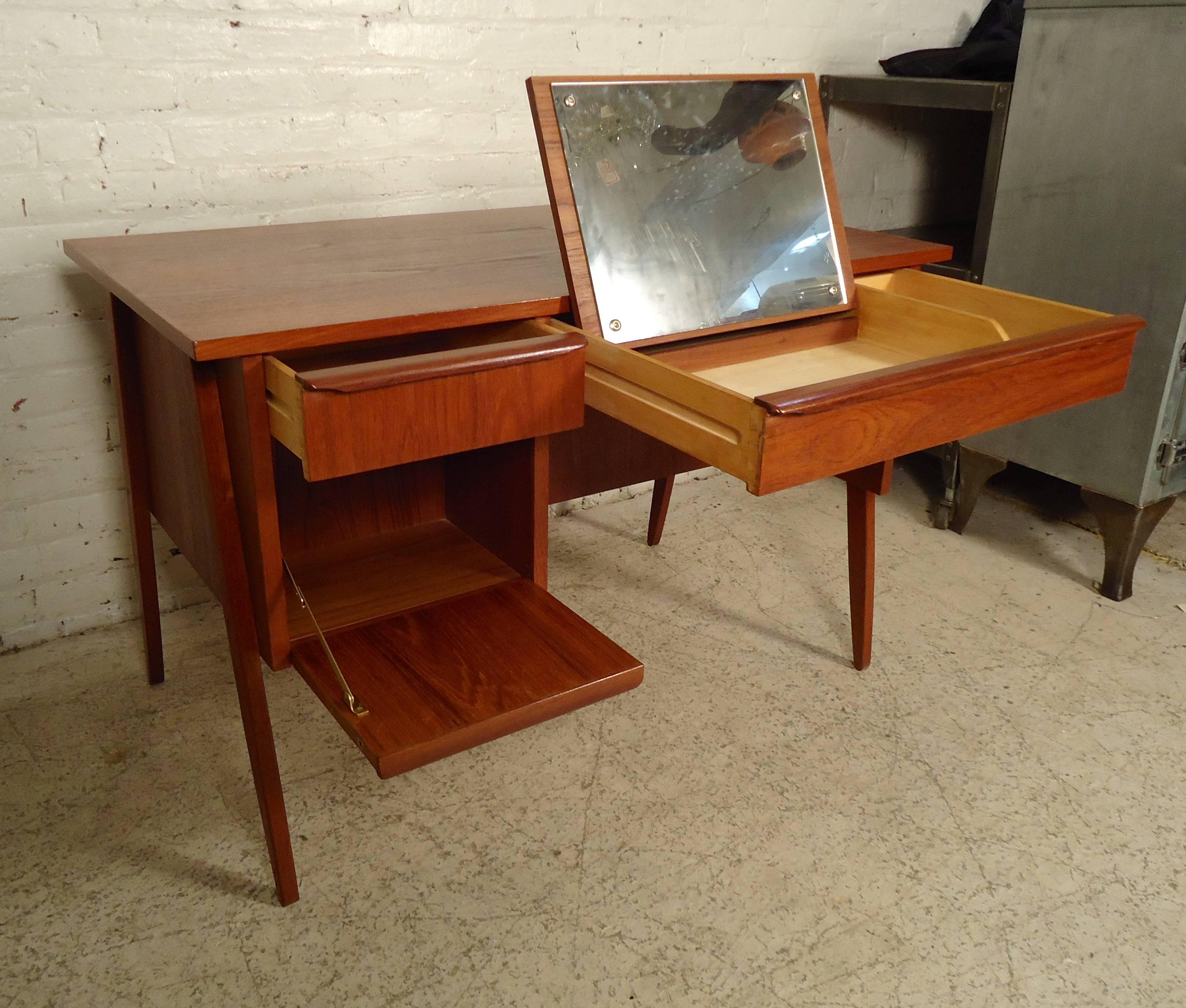 Elegant Mid-Century Modern Teak Desk with Vanity Mirror In Good Condition In Brooklyn, NY