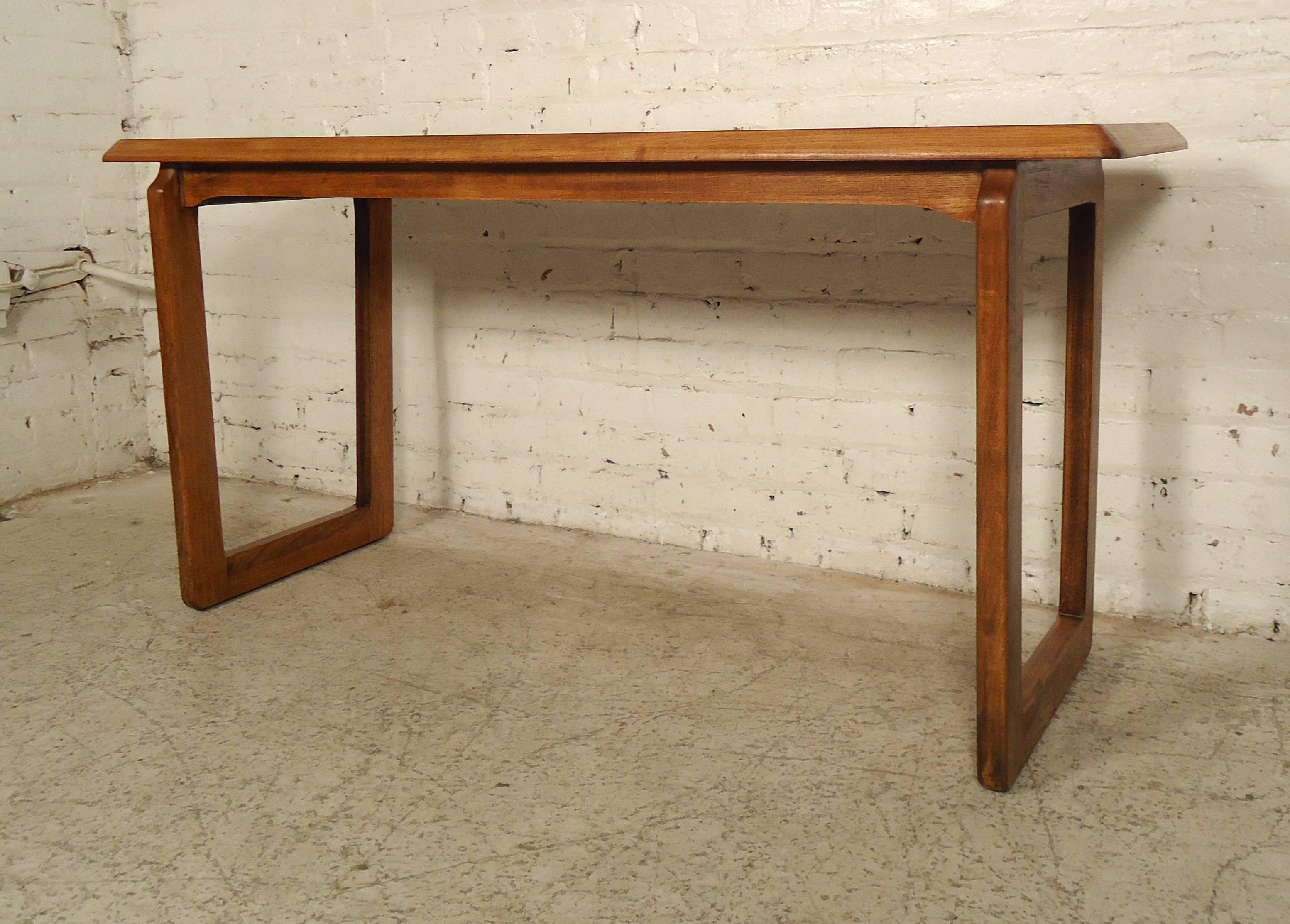 Very nice Mid-Century Modern table made of rich walnut grain by Lane on a set of sled legs.

(Please confirm item location - NY or NJ - with dealer).