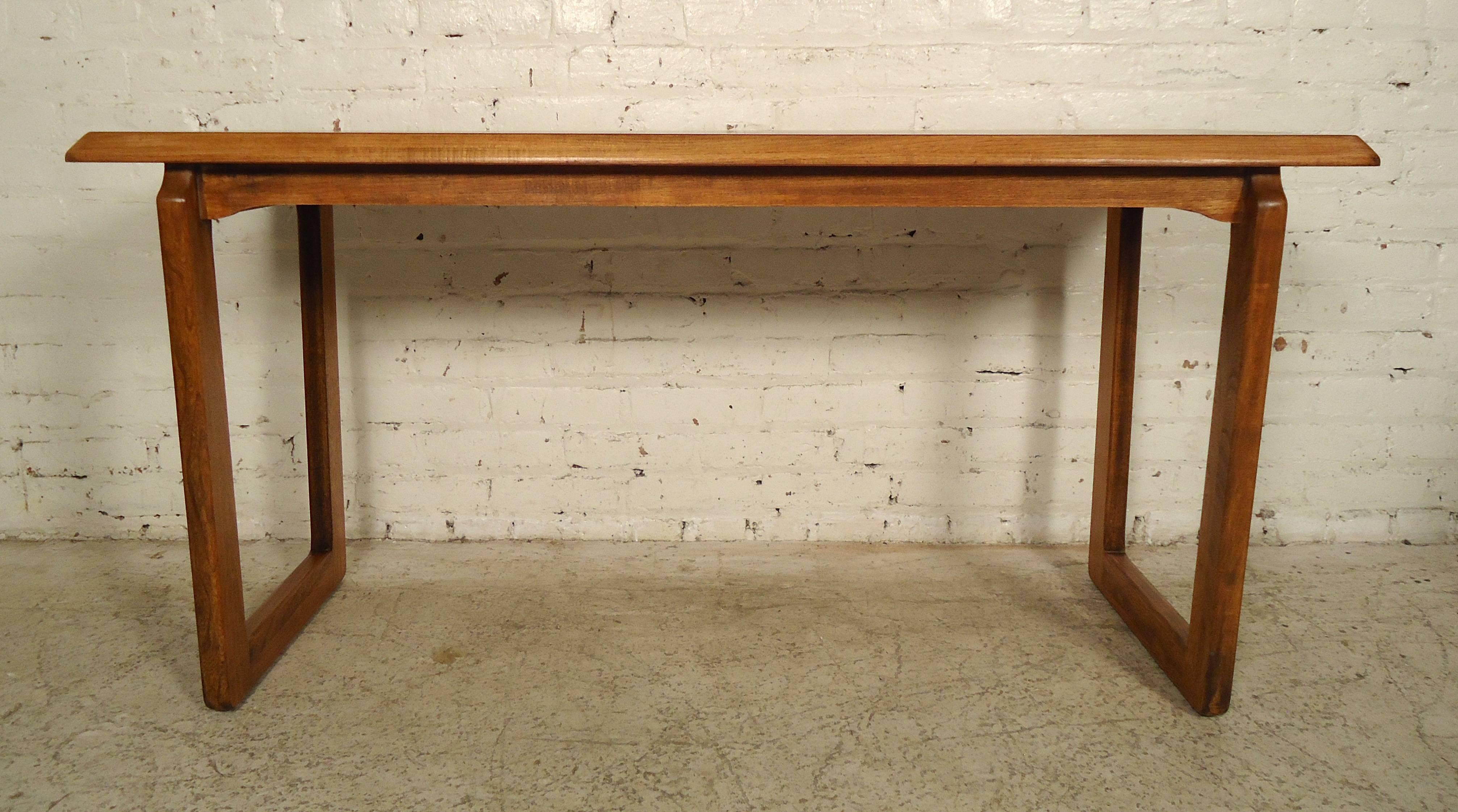 Vintage-Modern Walnut Console Table by Lane 1