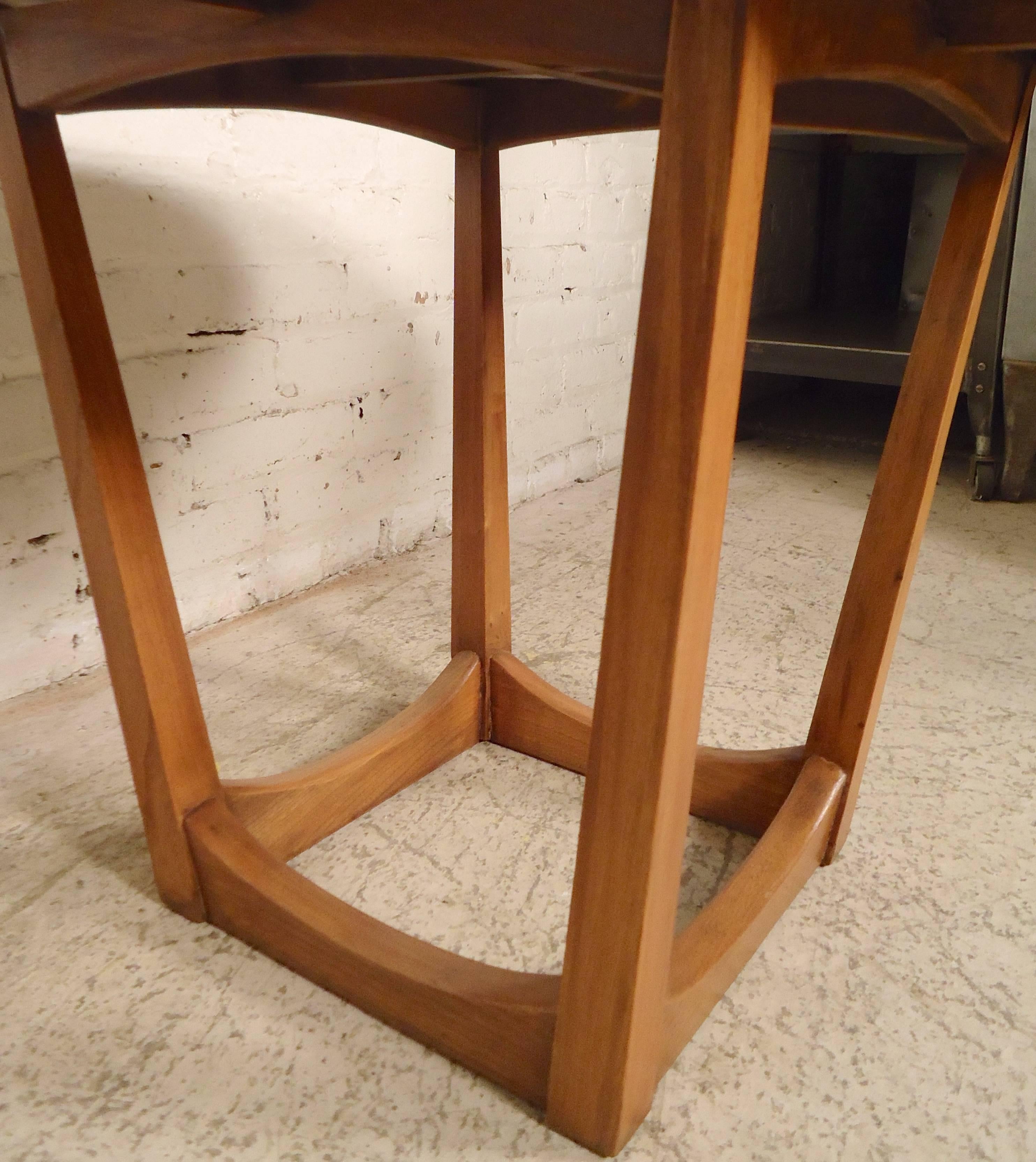 Mid-Century Modern walnut side table with stone insert. Attractive open base and smooth edged top.

(Please confirm item location - NY or NJ - with dealer).
  