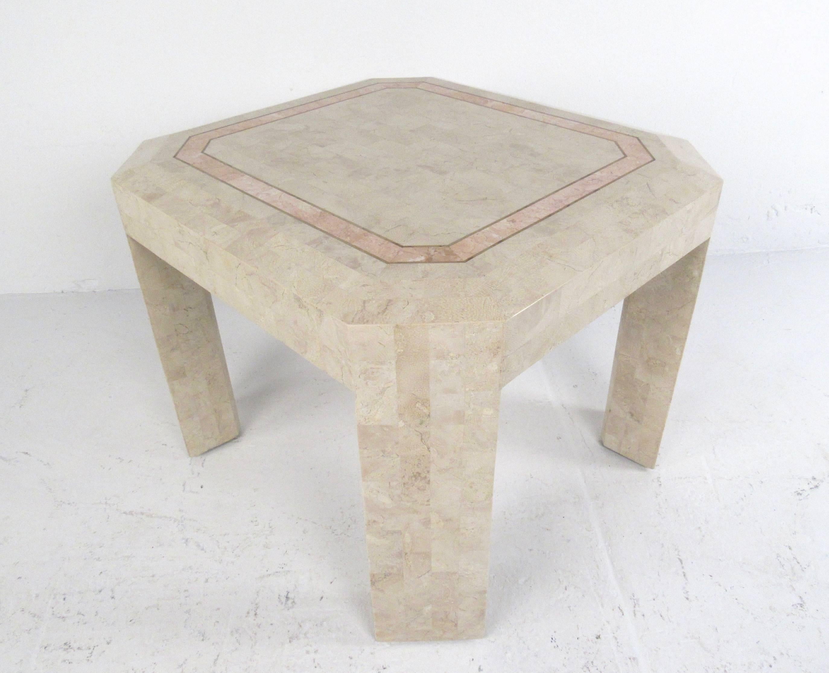 Mid-Century Modern Table d'extrémité en pierre tessellée d'après Maitland Smith en vente
