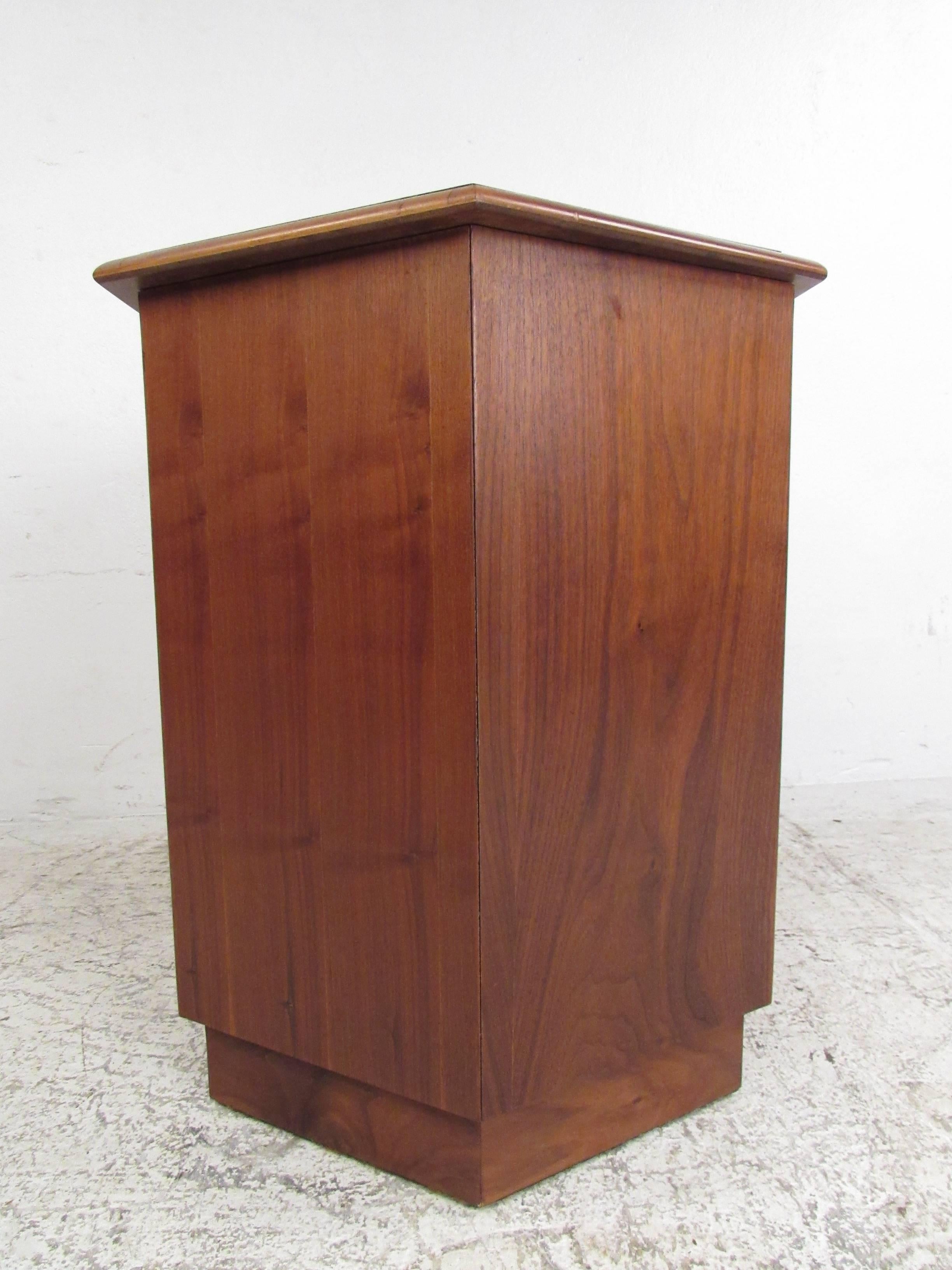 Mid-Century Modern American Walnut End Table by Lane Furniture 1