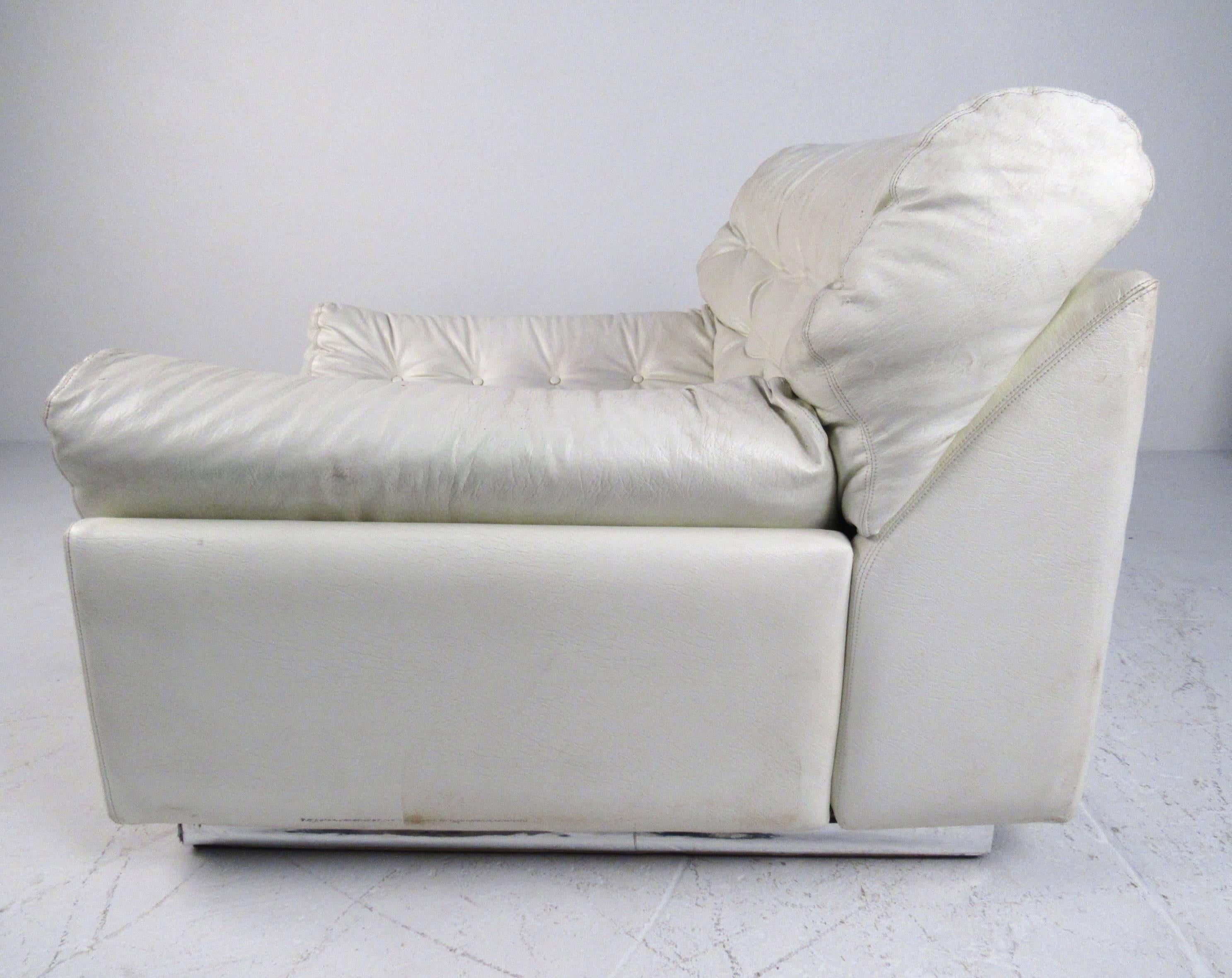 Late 20th Century Mid-Century Modern Tufted Lounge Chair