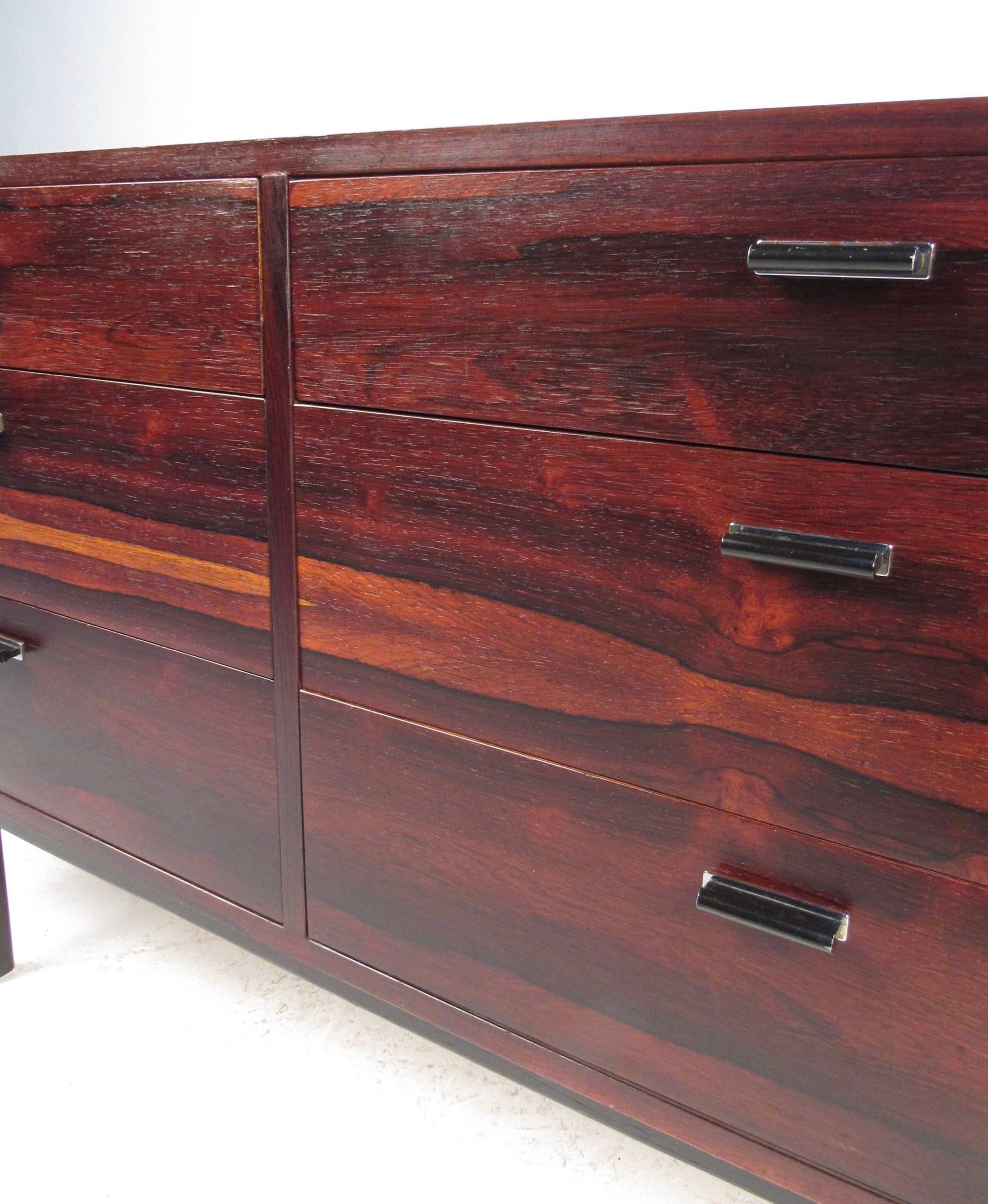 Mid-Century Modern Rosewood Dresser in the Manner of Florence Knoll In Good Condition In Brooklyn, NY