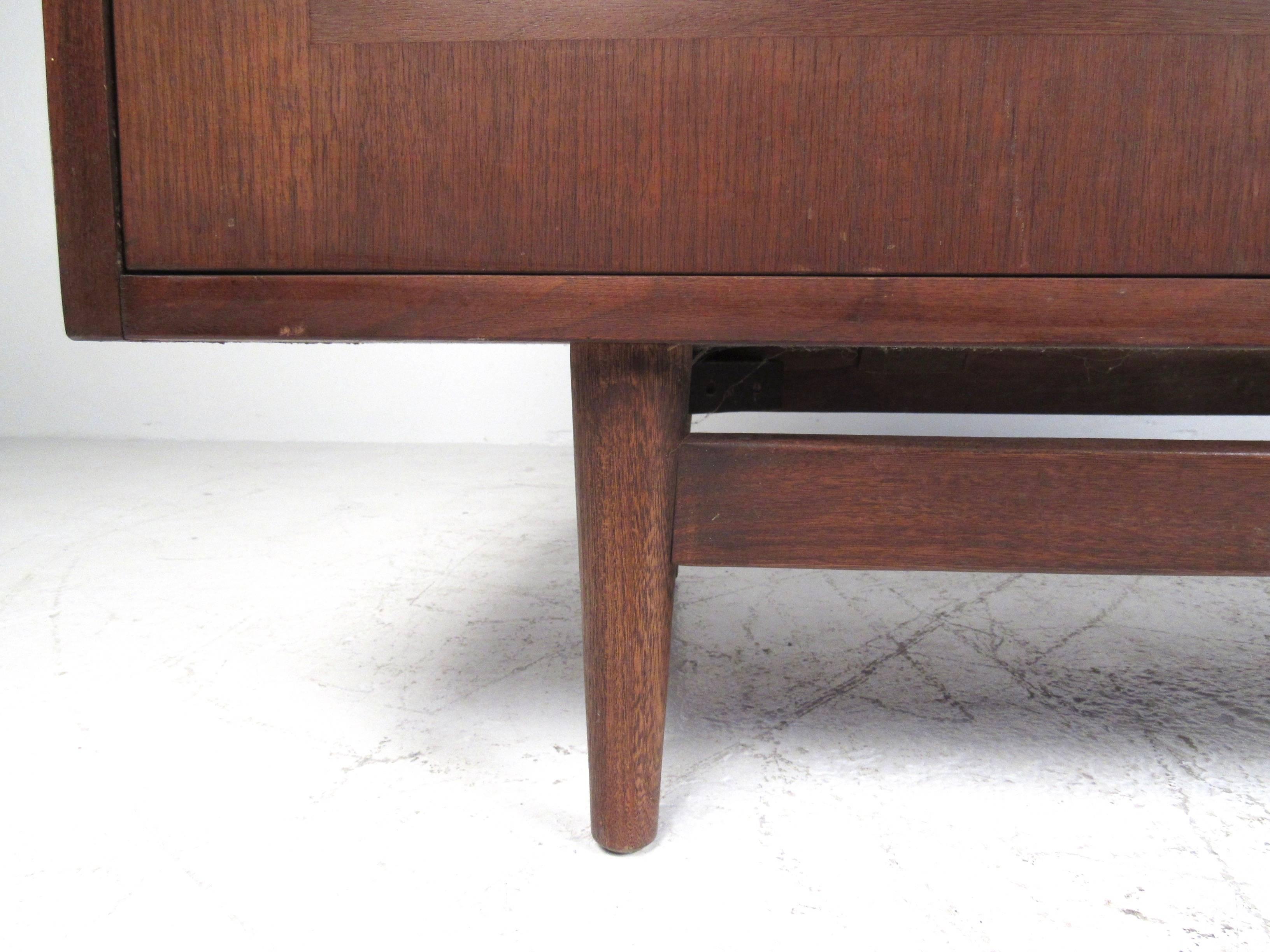 Mid-Century Nine-Drawer Bedroom Dresser by American of Martinsville In Good Condition In Brooklyn, NY