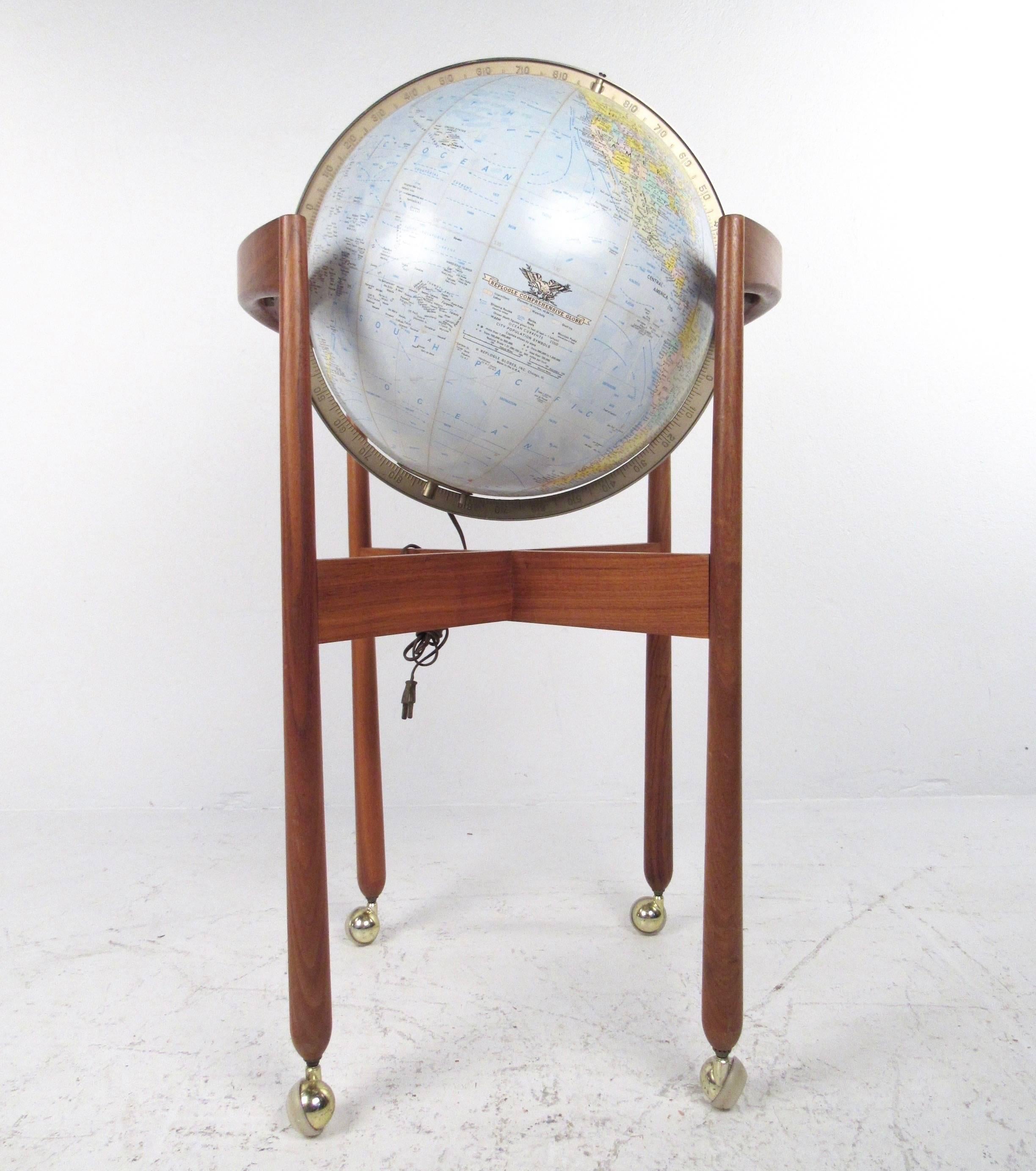 Mid-Century Modern Globe enluminé Jens Risom Deisgned sur support en teck en vente