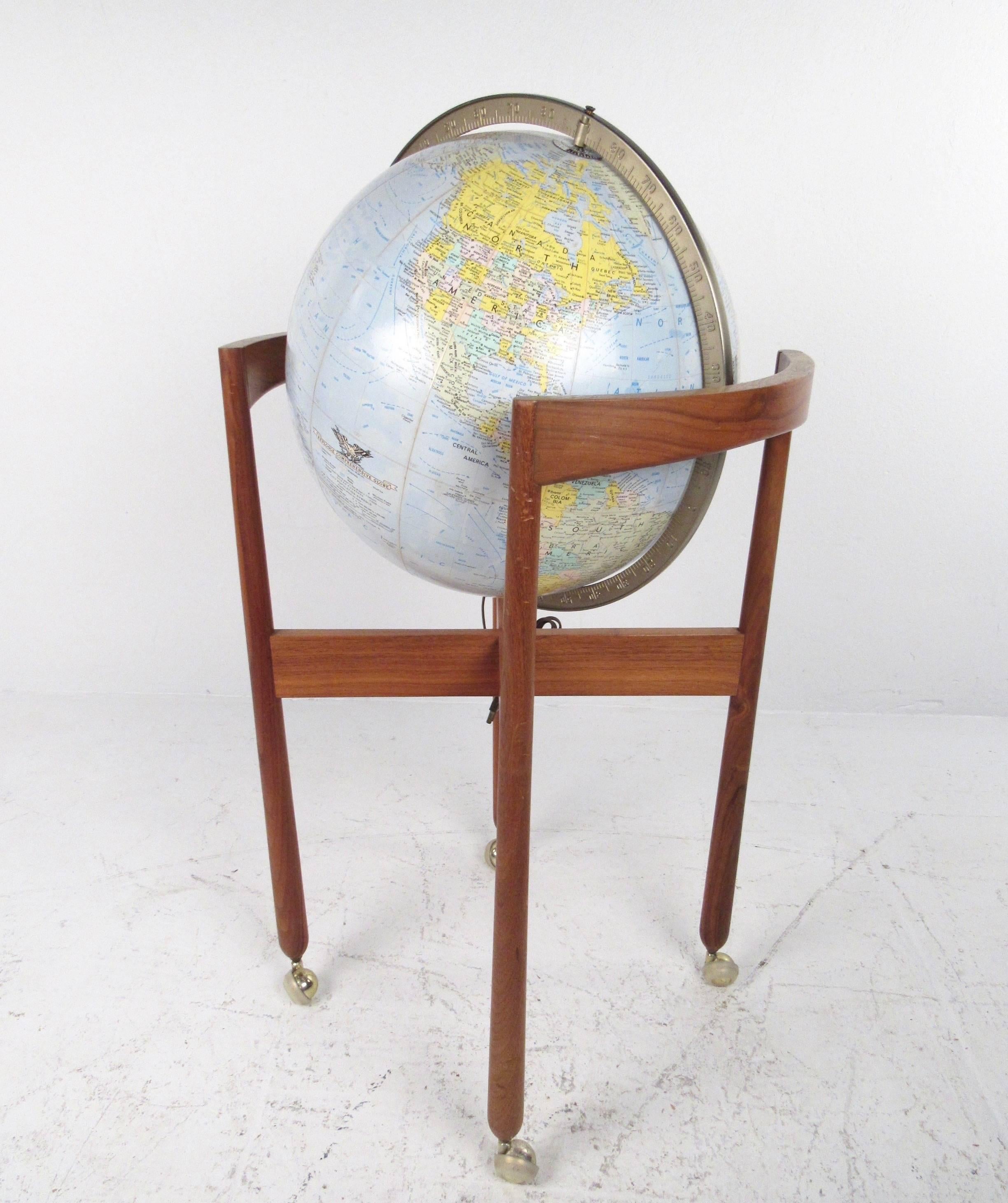 Jens Risom Deisgned, beleuchteter Globus auf Teakholzständer im Zustand „Gut“ im Angebot in Brooklyn, NY