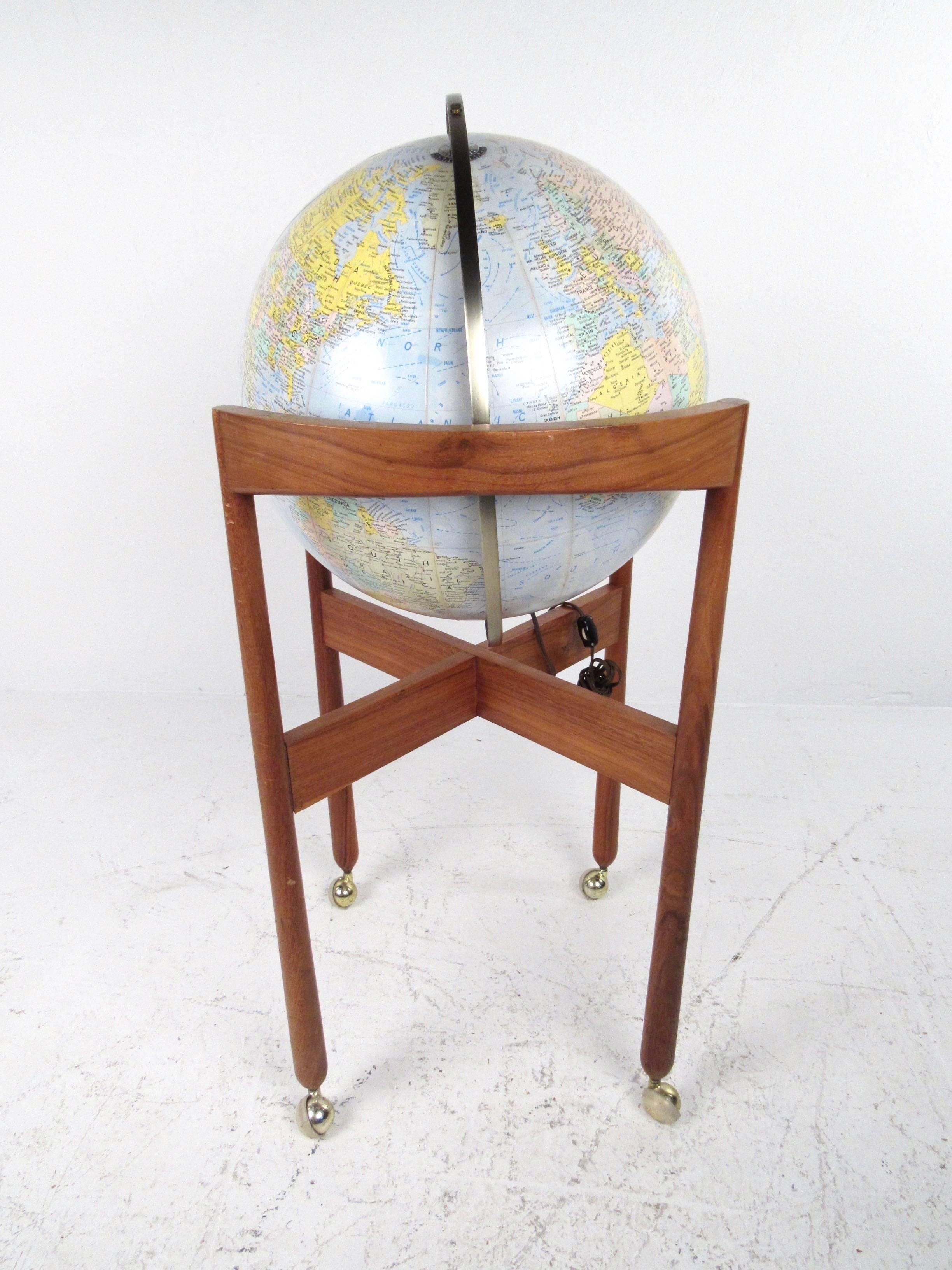 20ième siècle Globe enluminé Jens Risom Deisgned sur support en teck en vente