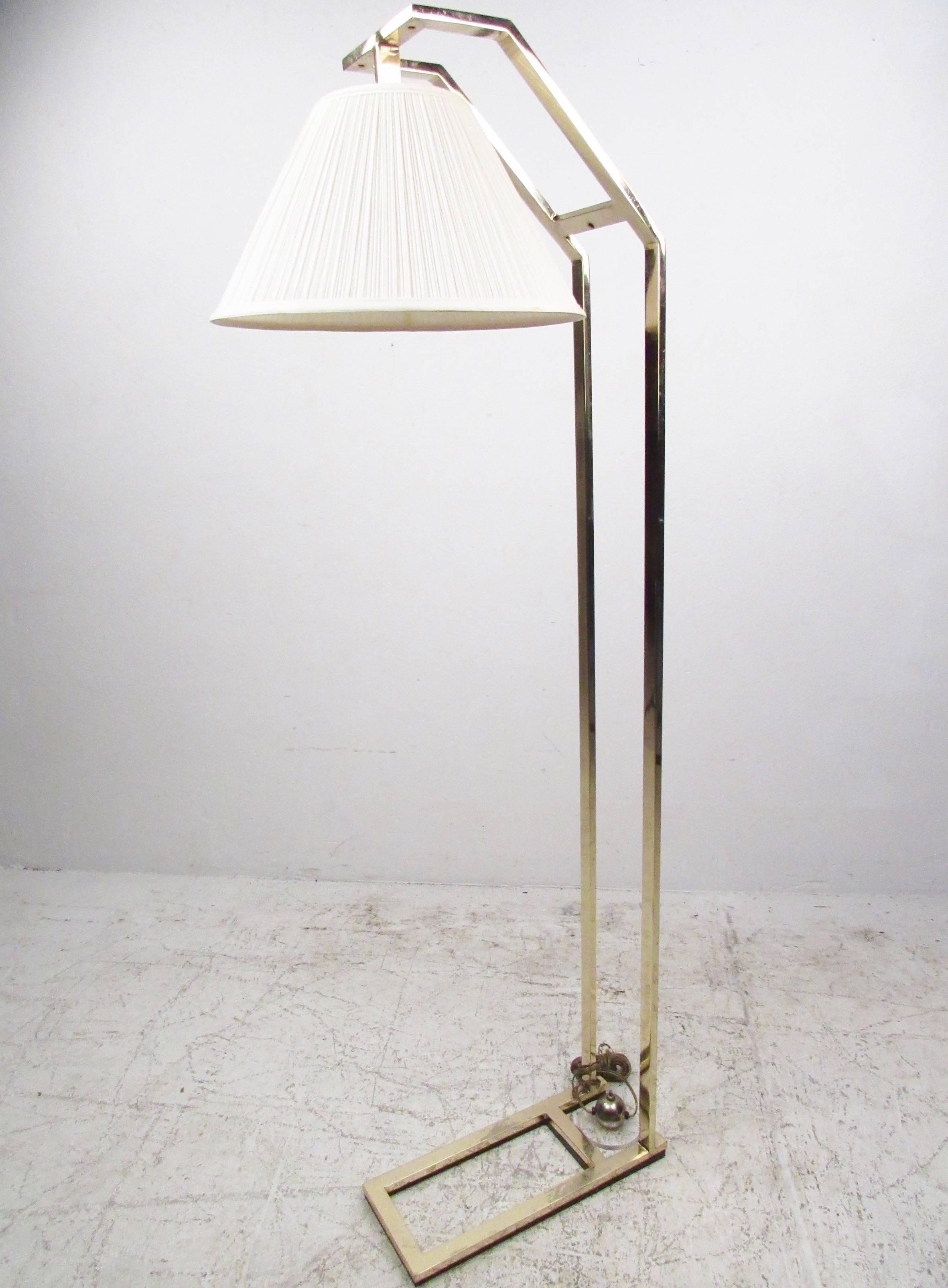 Elegante zeitgenössische freitragende Stehlampe aus Messing im Zustand „Gut“ im Angebot in Brooklyn, NY
