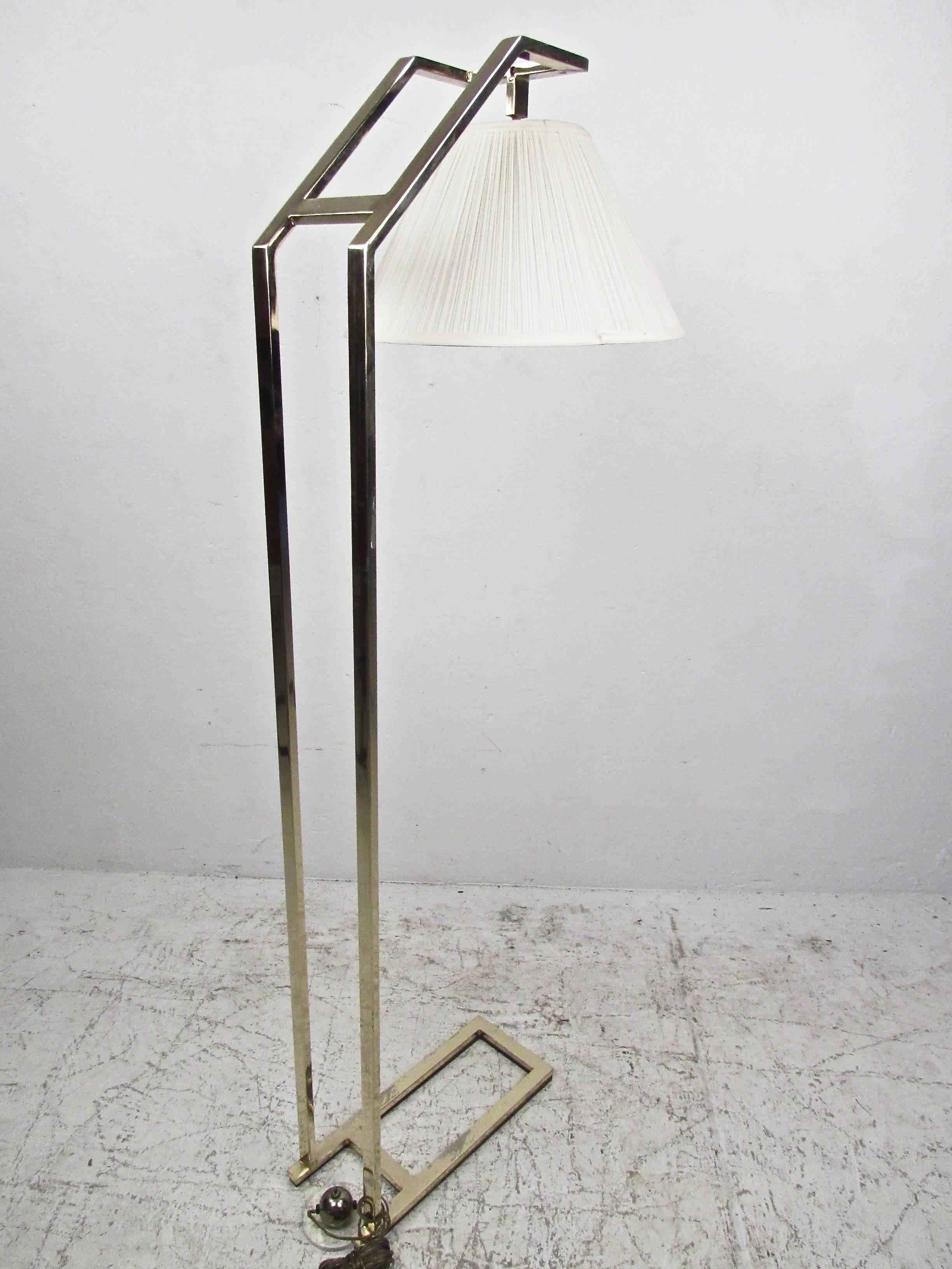 Moderne Elégant lampadaire cantilever contemporain en laiton en vente